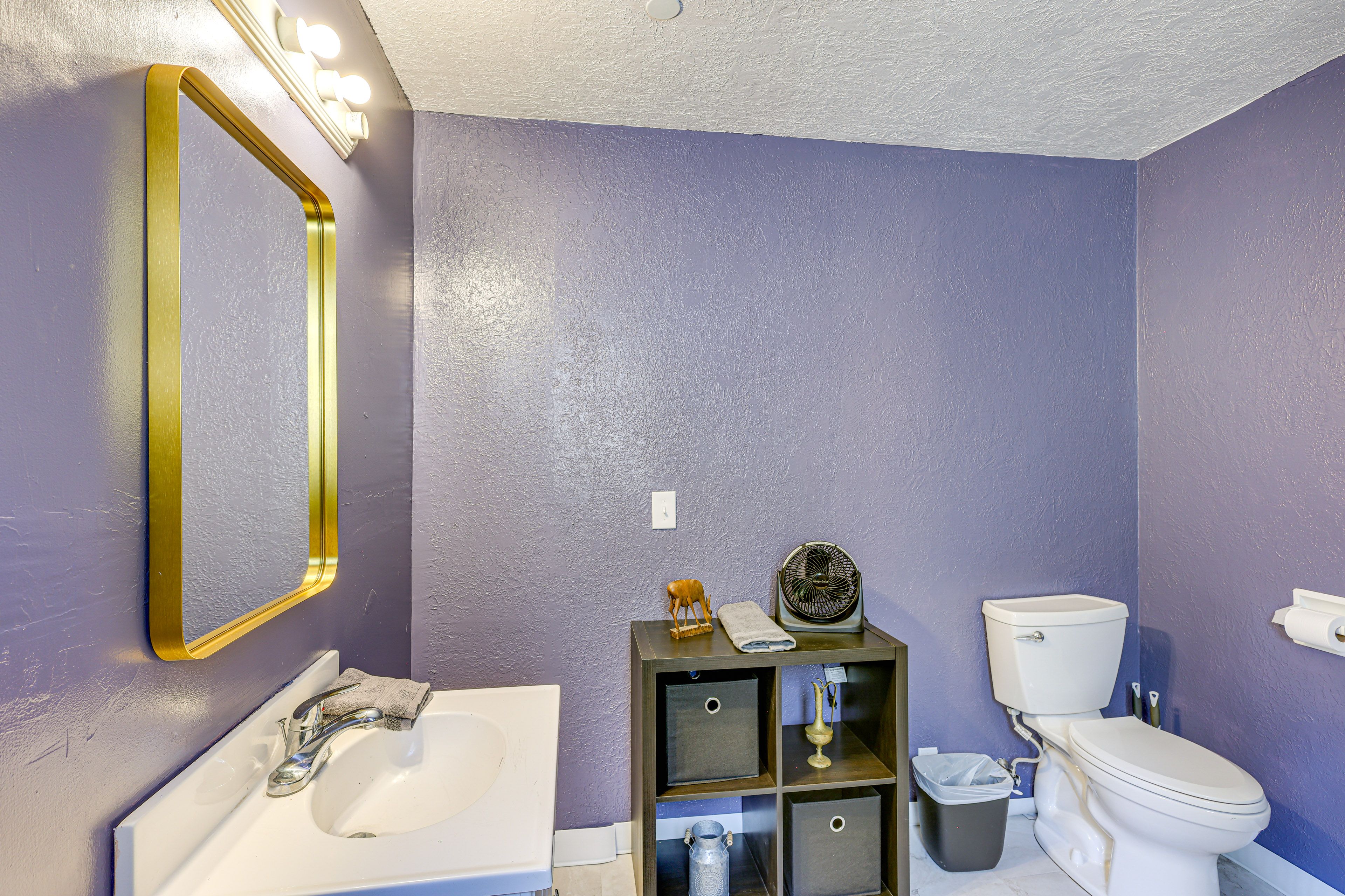 Full Bathroom | Towels Provided