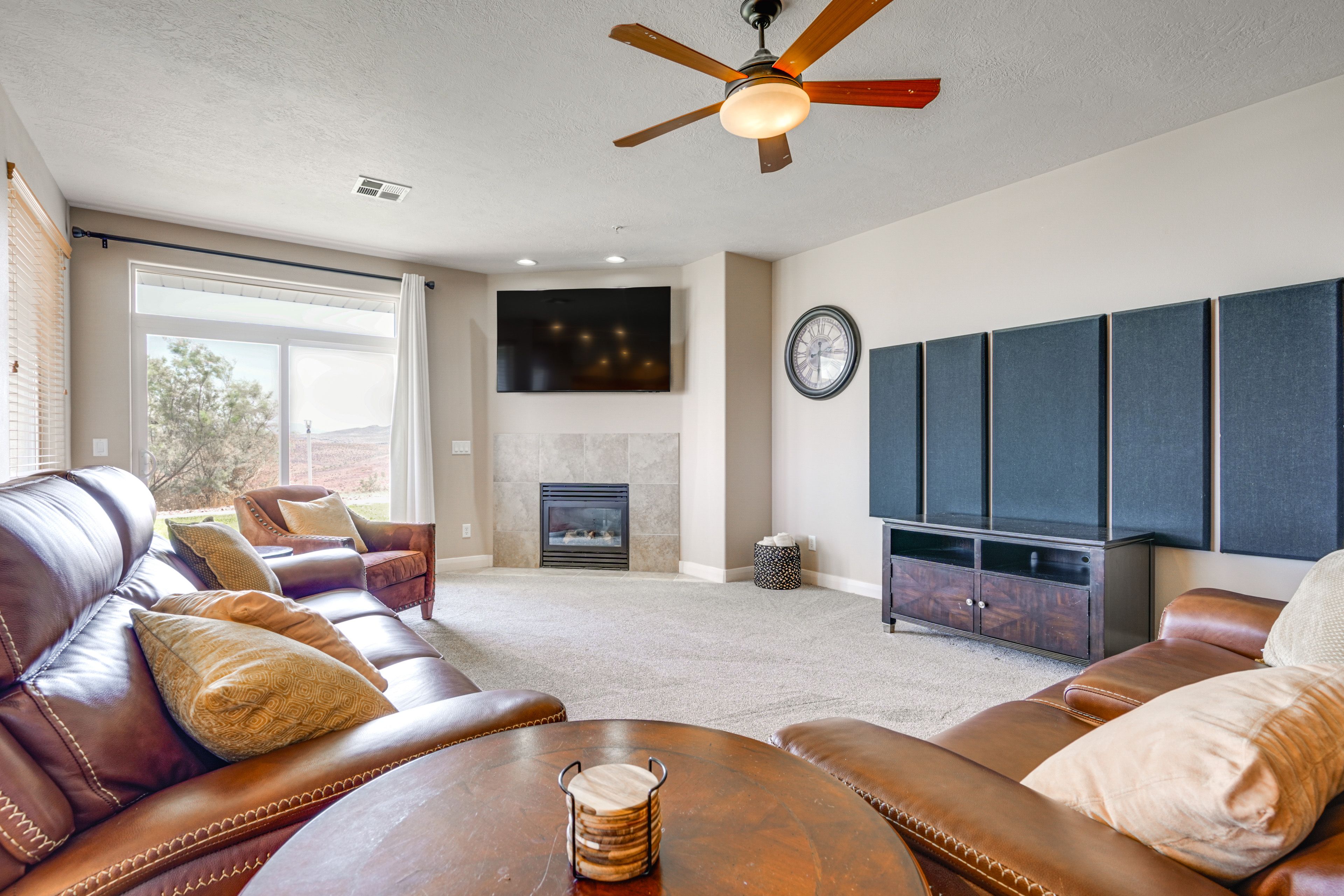 Living Room | Smart TV | Free High-Speed WiFi | Central Heating & A/C