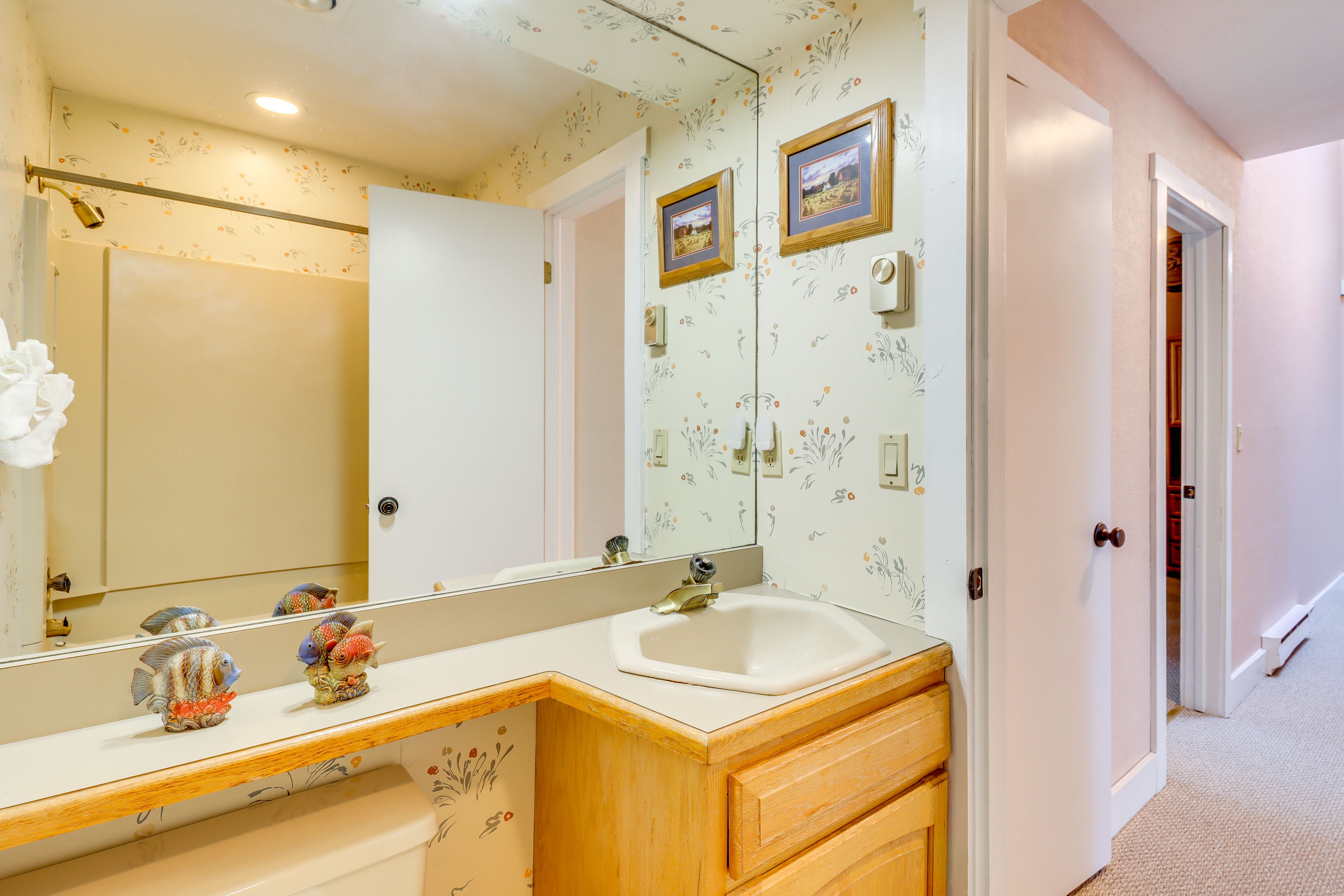 Full Bathroom | Towels Provided | 2nd Floor