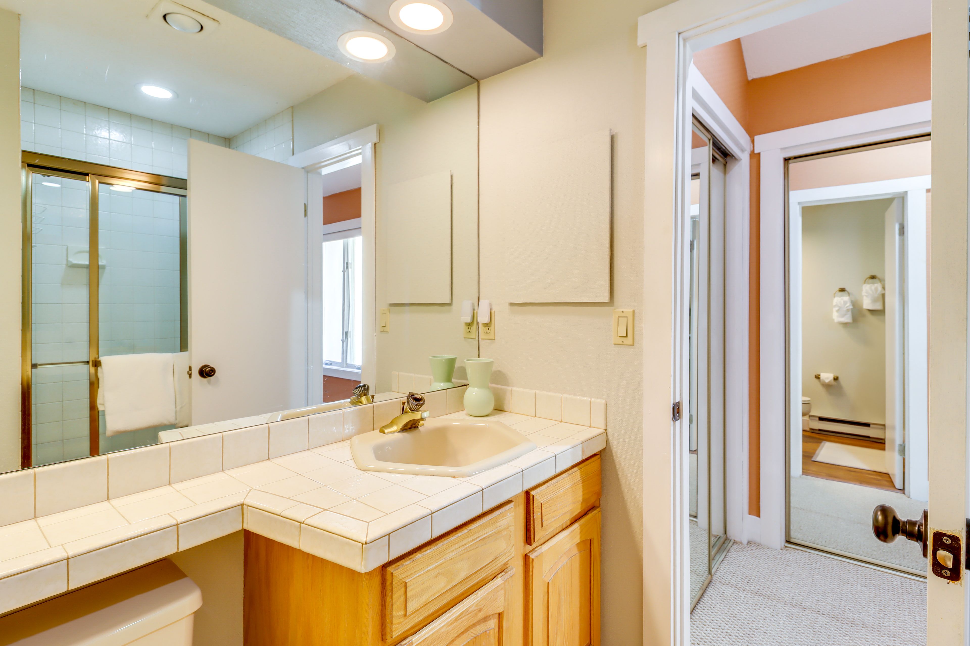 Full Bathroom | Complimentary Toiletries | 2nd Floor