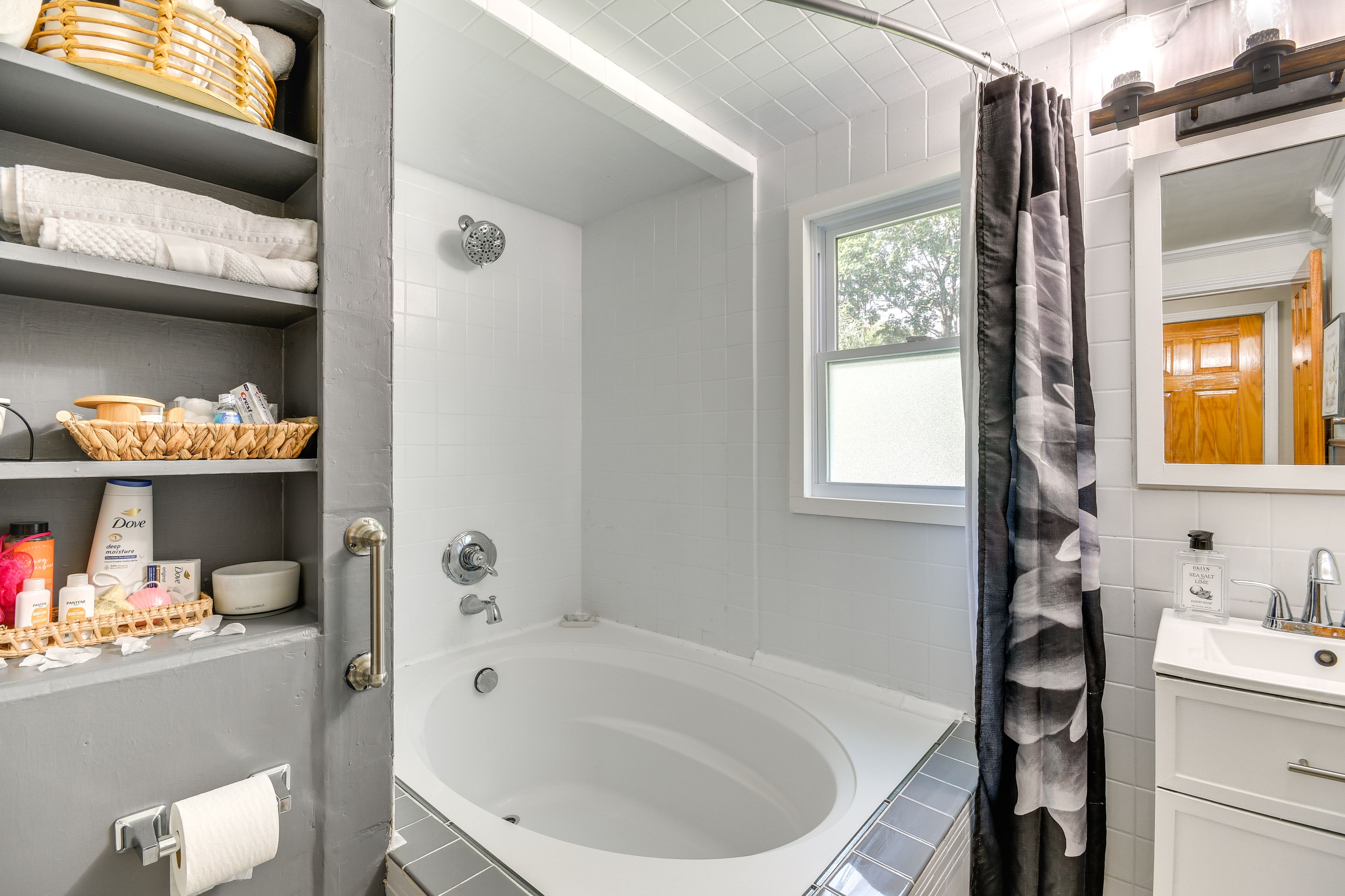Full Bathroom | Towels Provided | 1st Floor