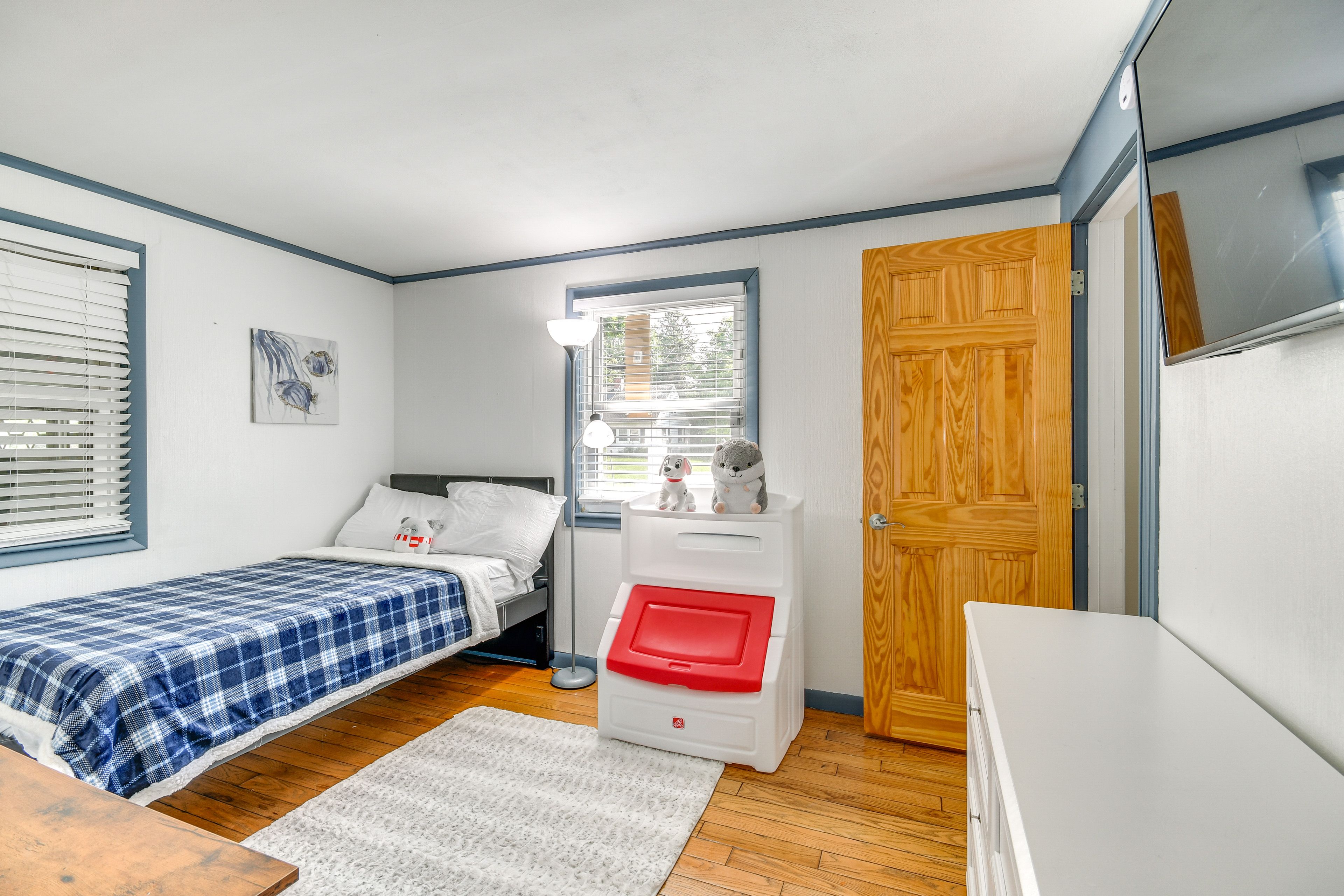 Bedroom 2 | Twin Bed | Smart TV | 1st Floor