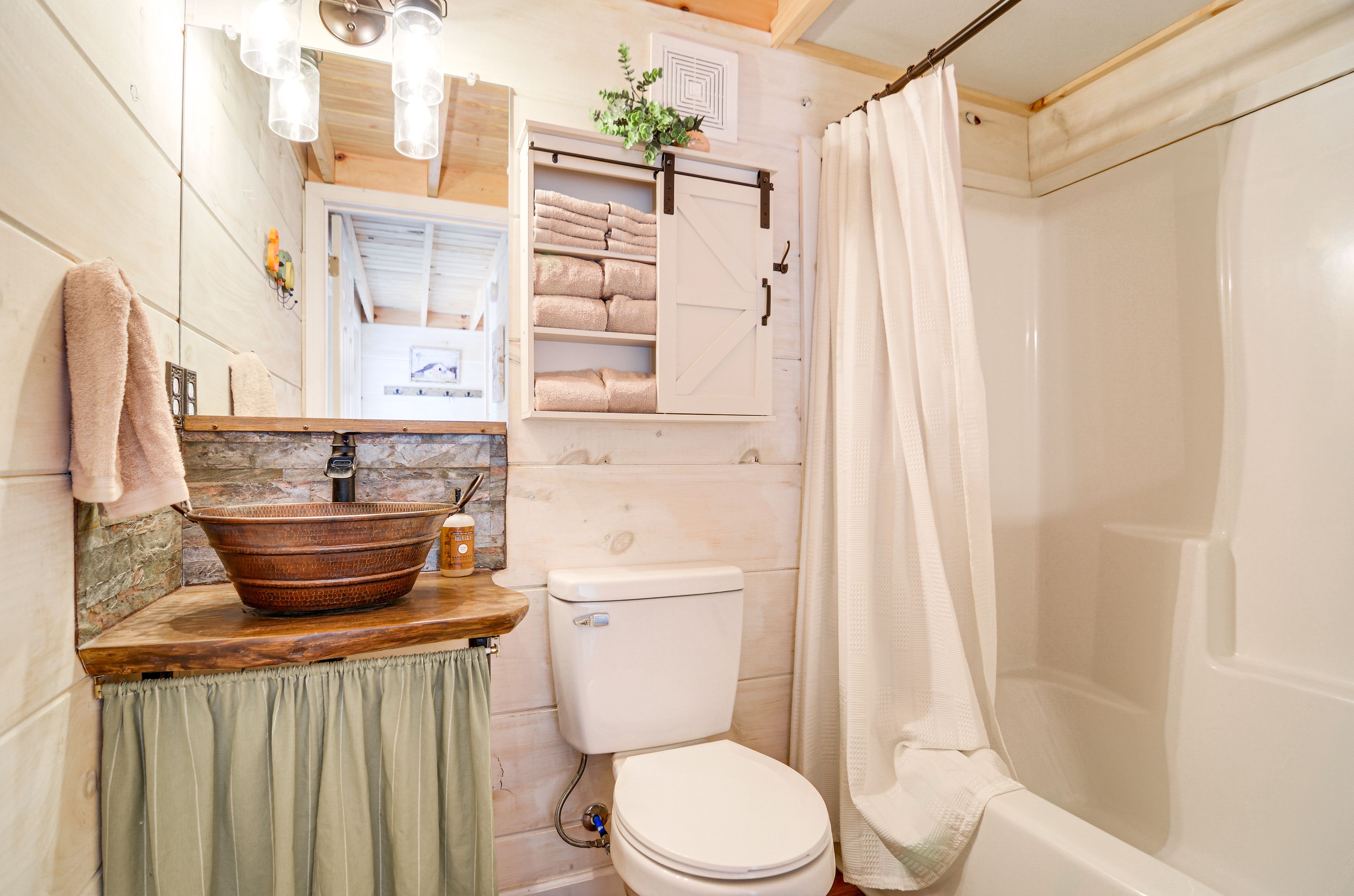 Full Bath | Towels | 1st Floor