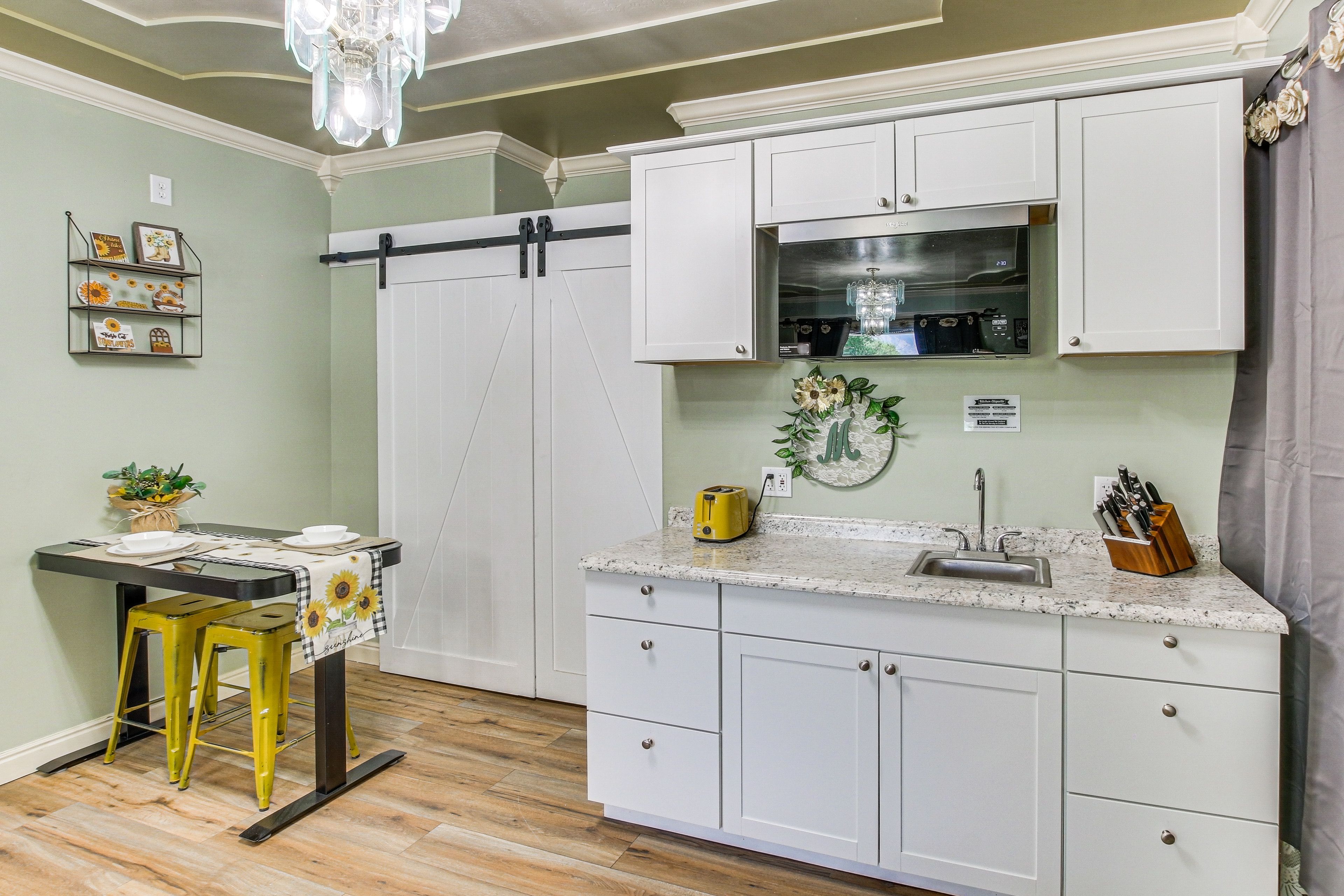 Kitchenette | Hot Plate | Toaster | Air Fryer | Dishware & Flatware