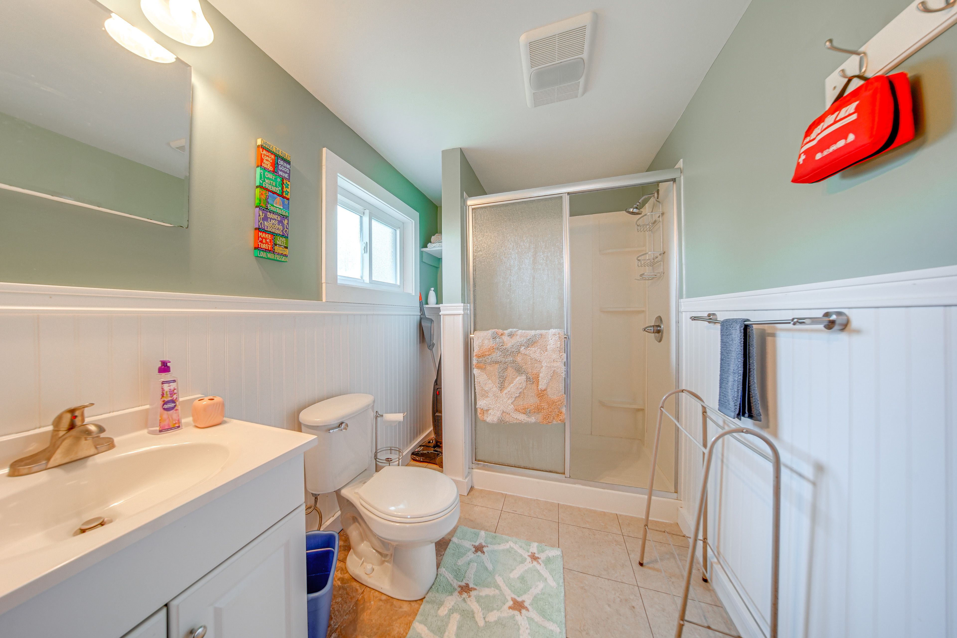 Full Bathroom | 1st Floor | Towels Provided