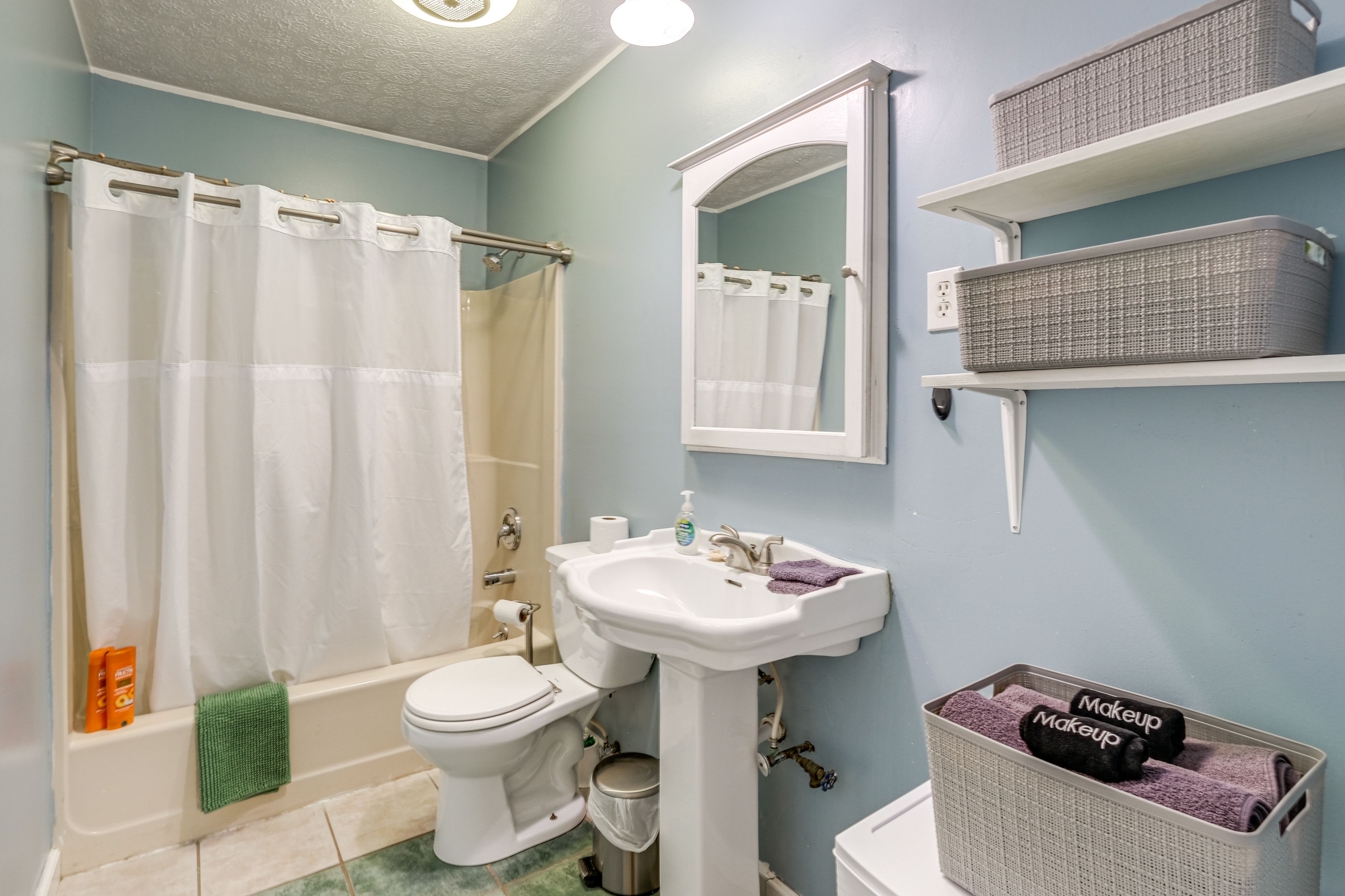 Full Bathroom | 2nd Floor