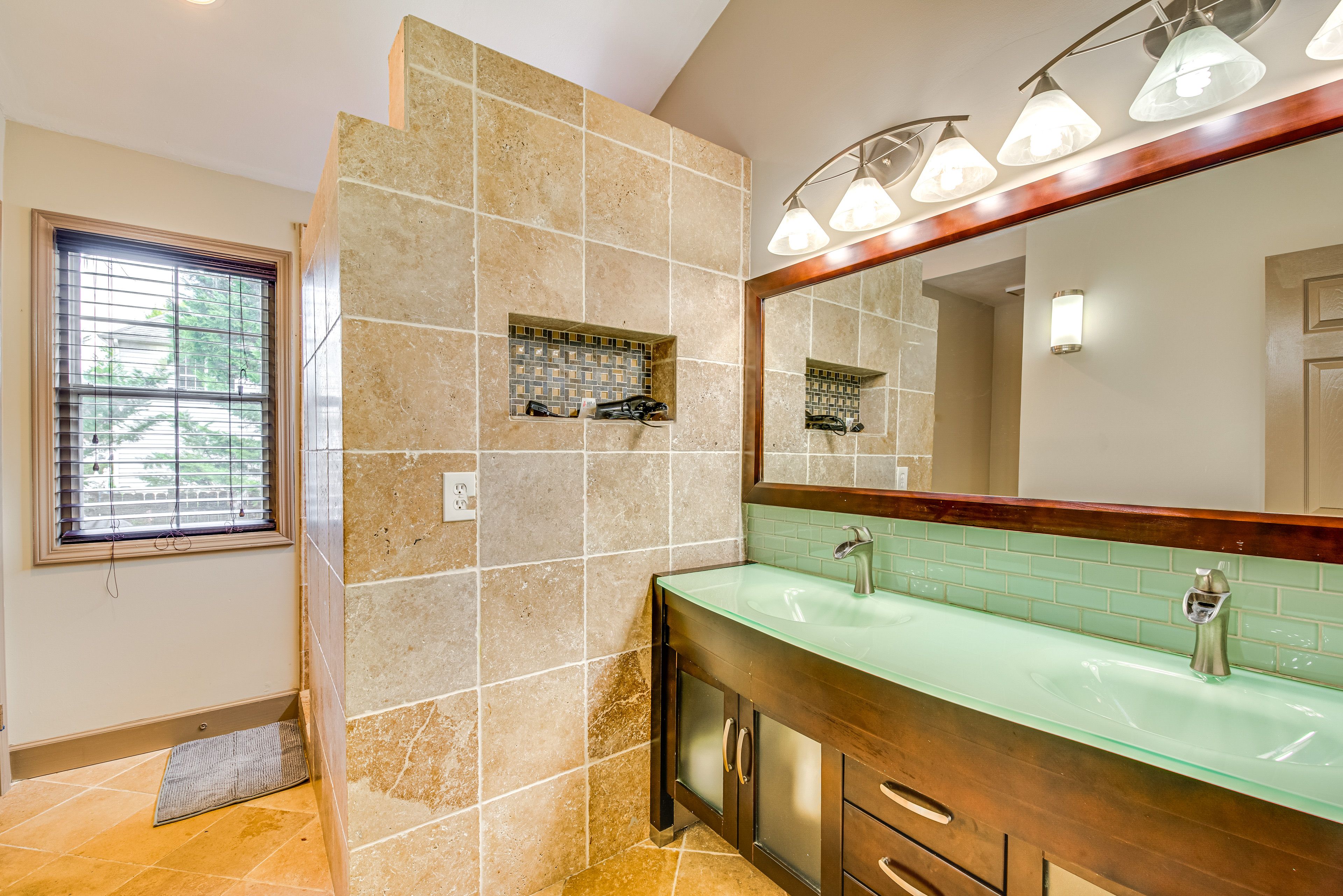 En-Suite Bathroom | Towels Provided | Complimentary Toiletries | 2nd Floor