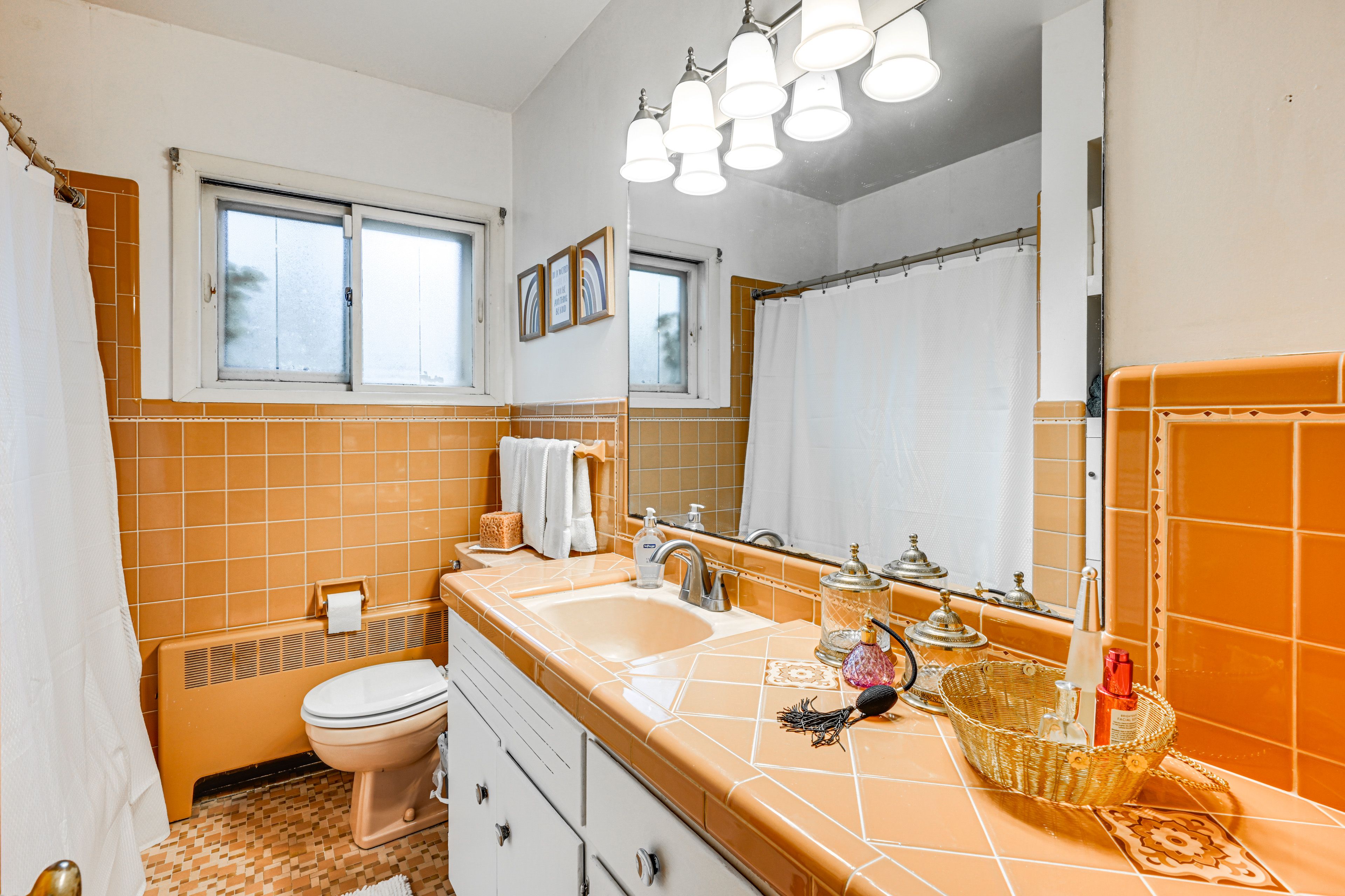Full Bathroom | Towels Provided
