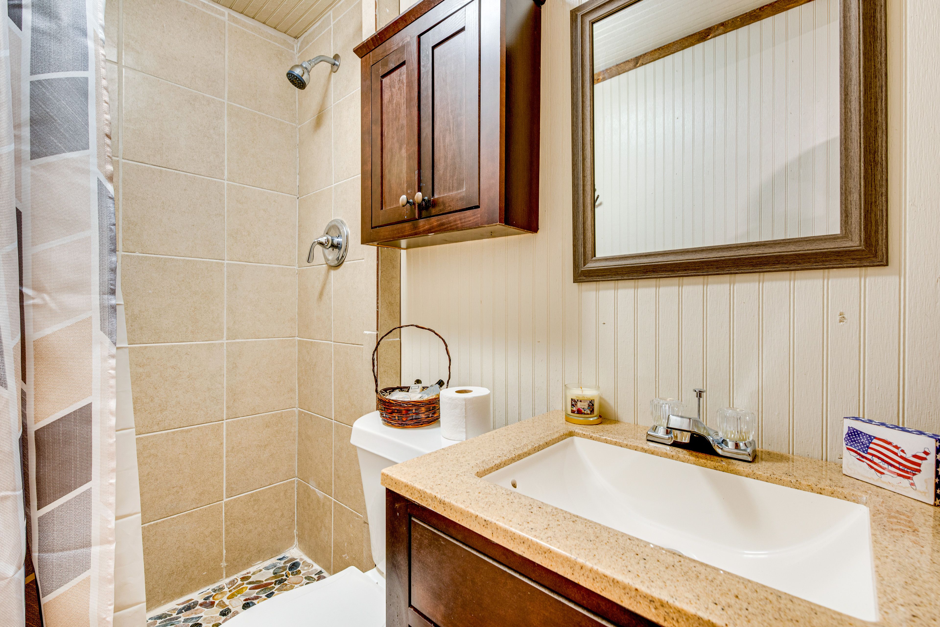 Full Bathroom | 1st Floor | Complimentary Toiletries | Towels Provided