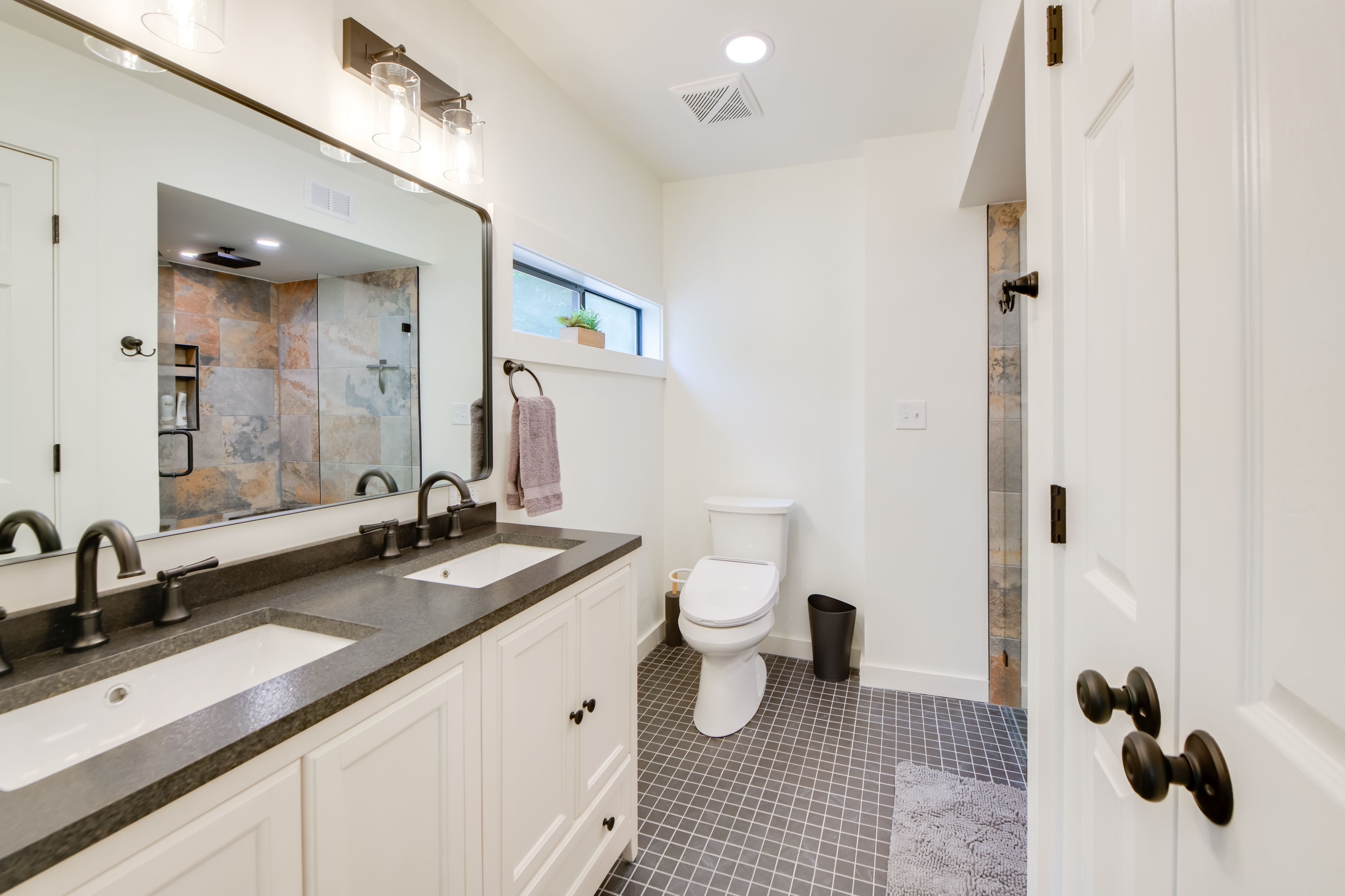 Full Bathroom | 1st Floor | Towels Provided | Complimentary Toiletries