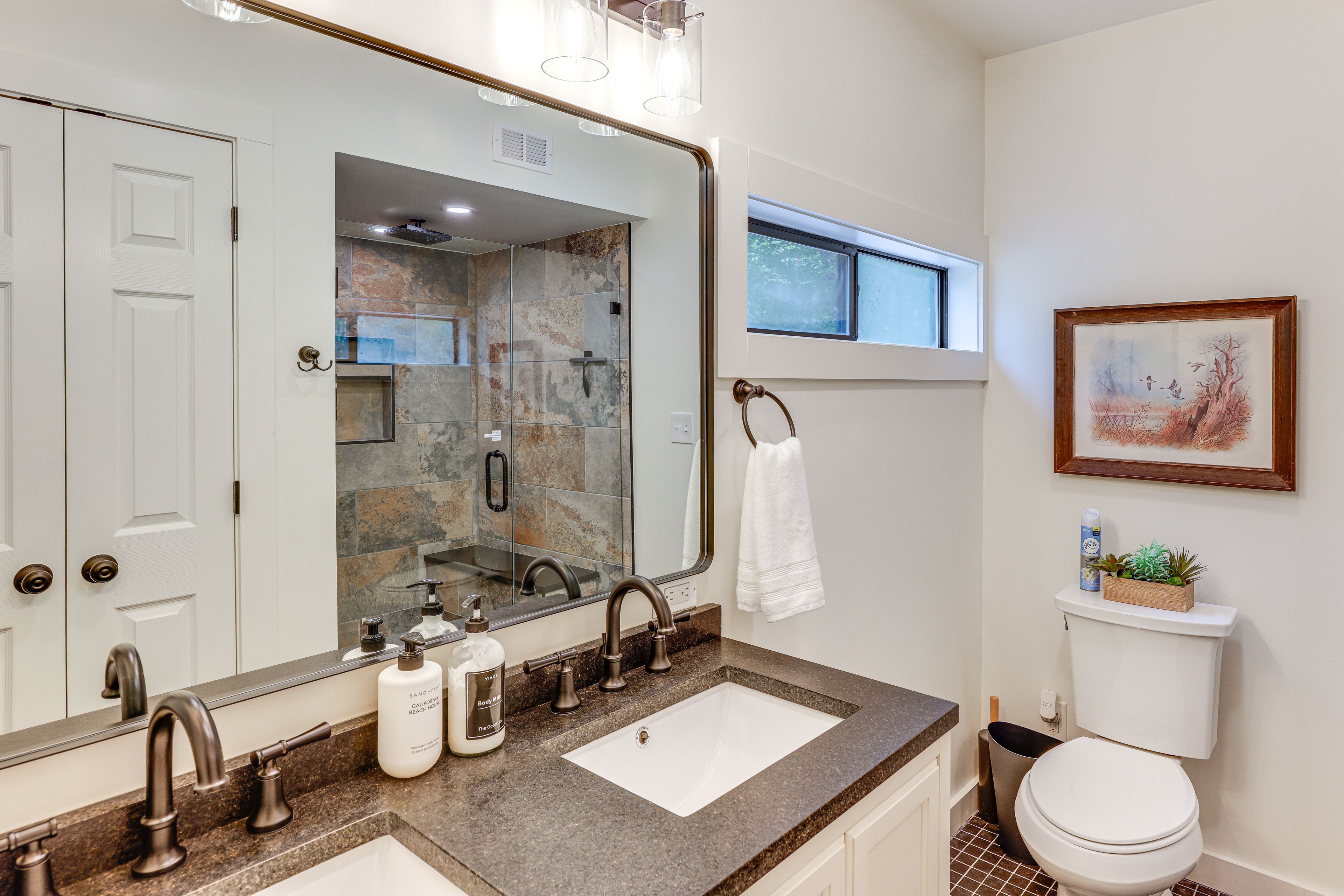 Full Bathroom | 1st Floor | Towels Provided | Complimentary Toiletries