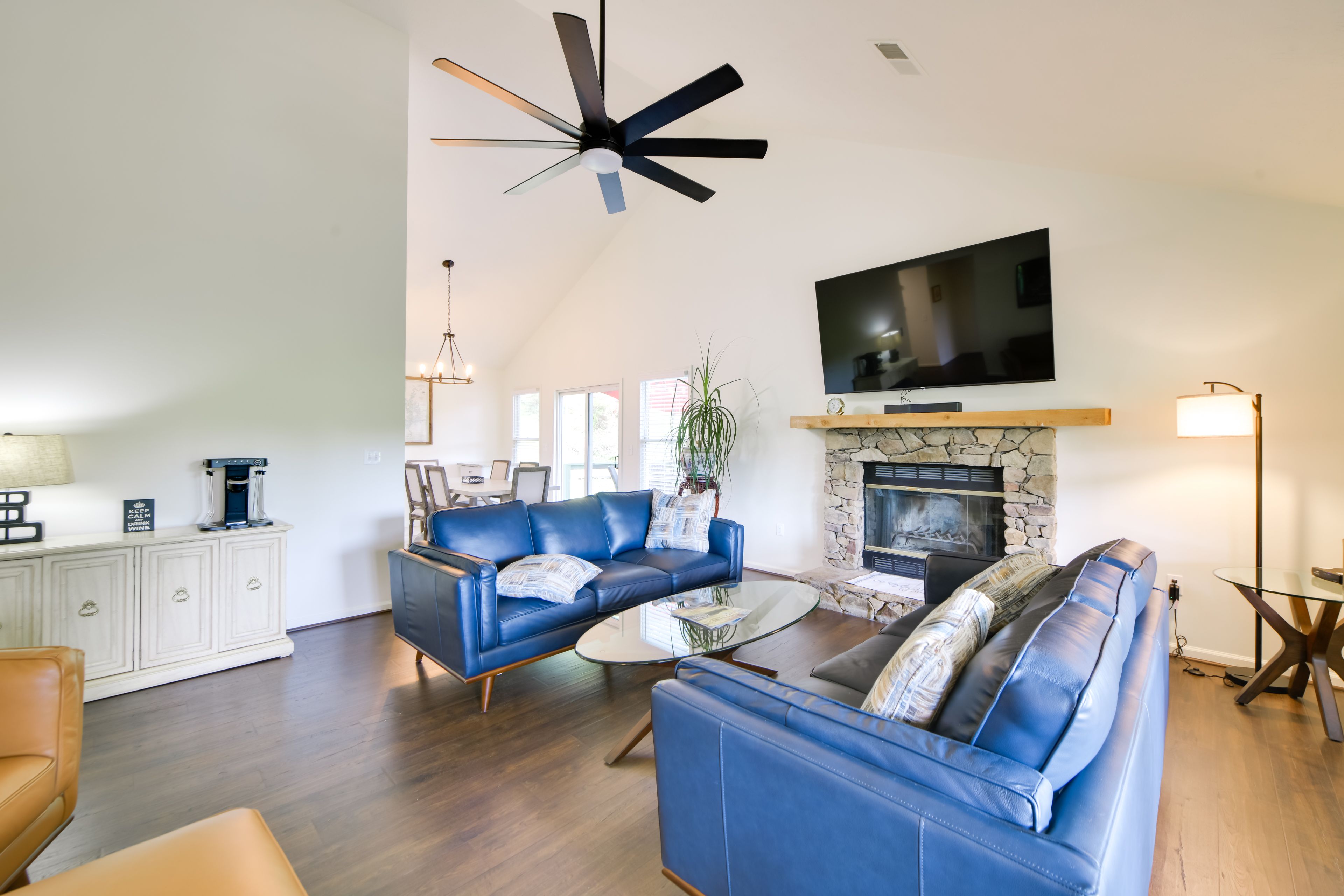 Living Room | 1st Floor | Central Heating & A/C | Free WiFi | Smart TV