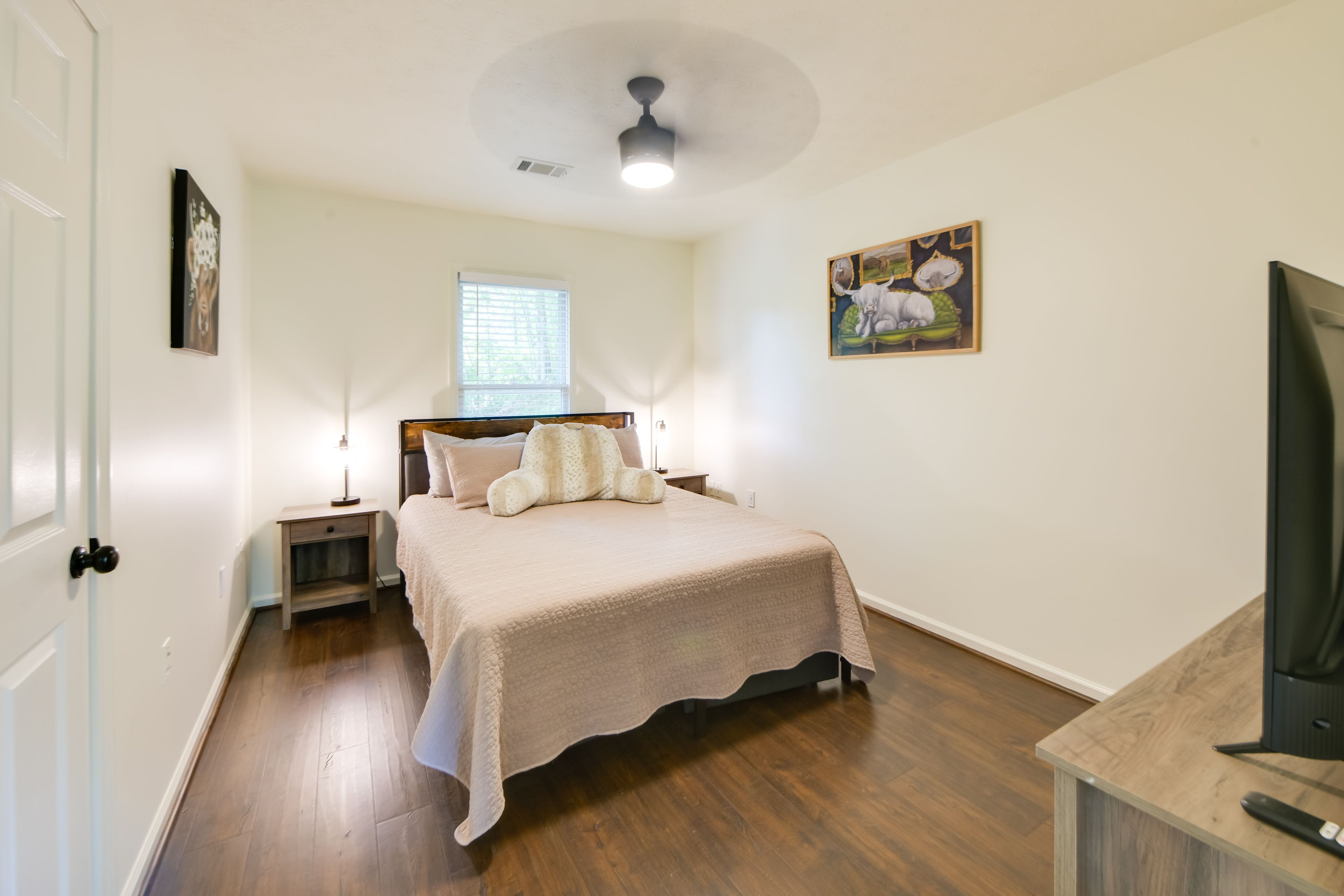 Bedroom 2 | Queen Bed | 1st Floor | Hangers