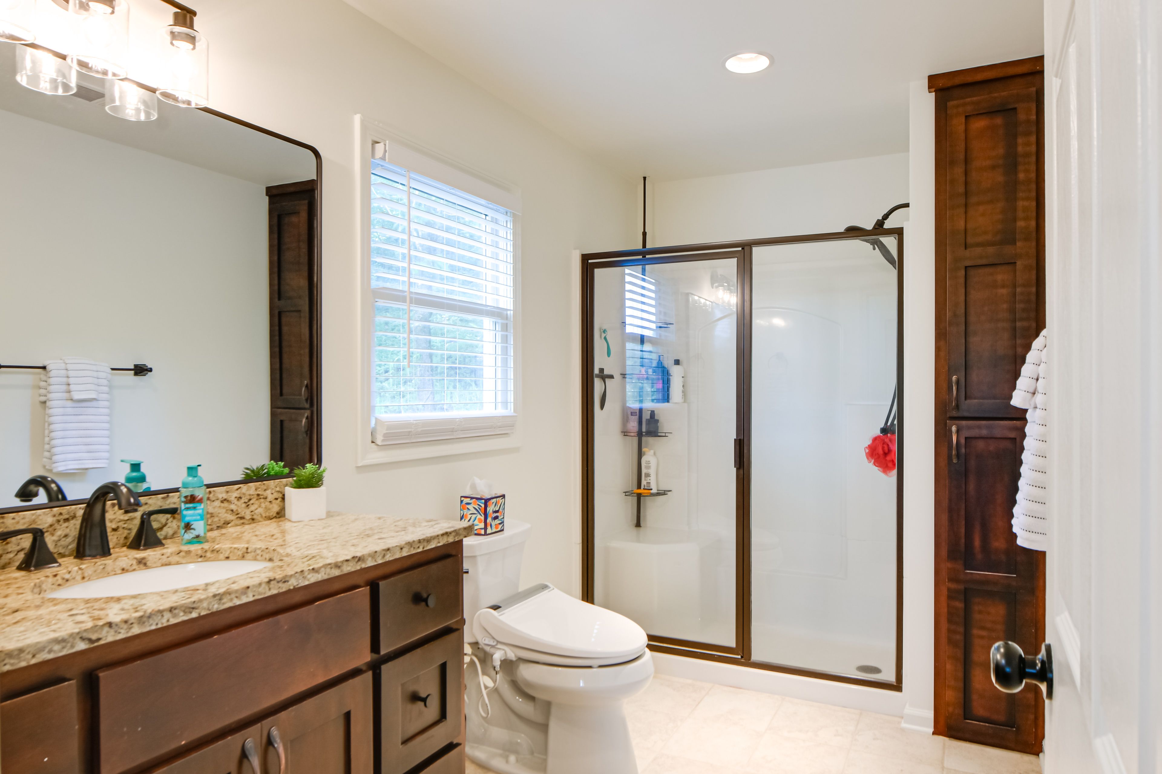 Full Bathroom | 1st Floor | Towels Provided | Complimentary Toiletries