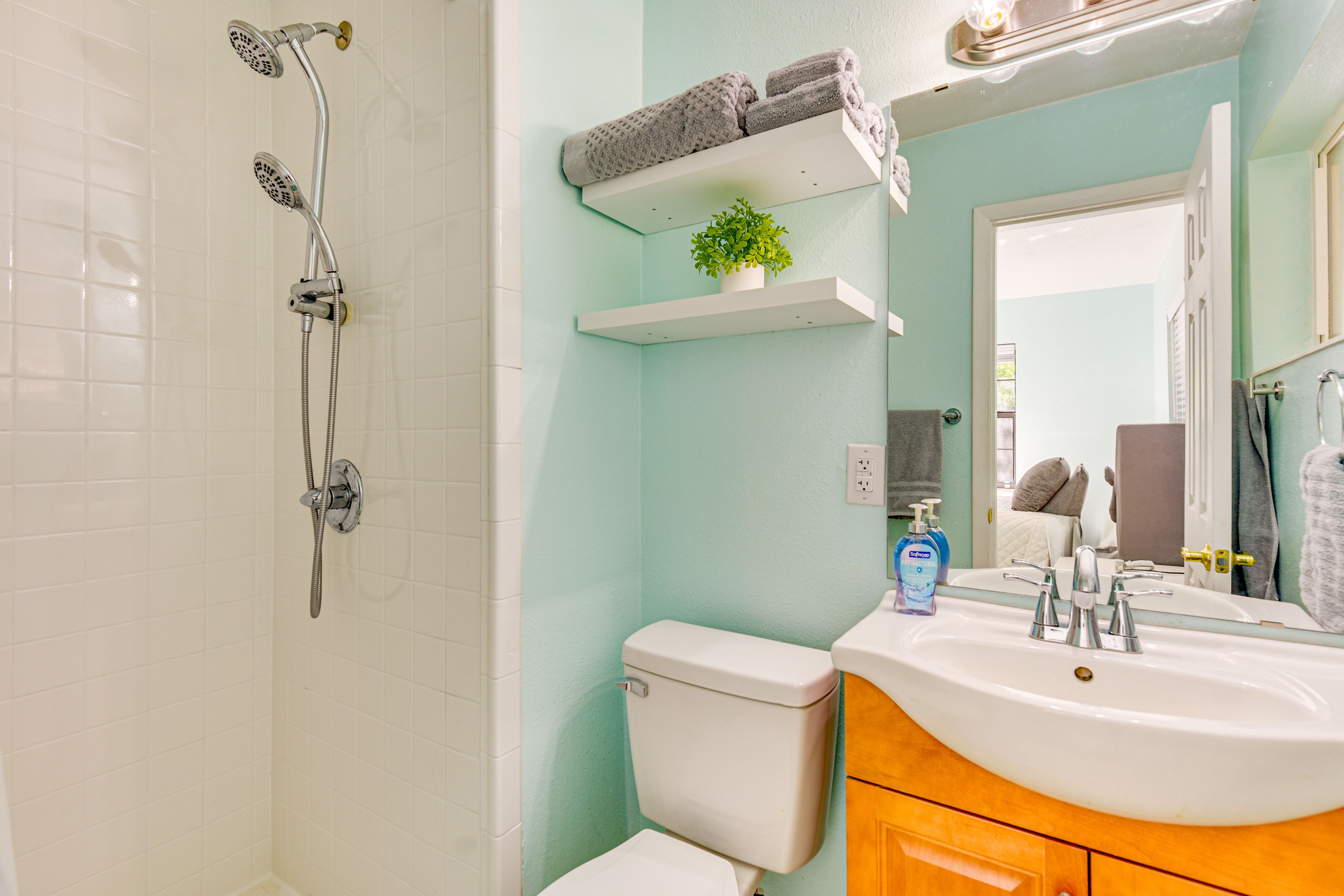 Full Bathroom | Towels Provided | Complimentary Toiletries