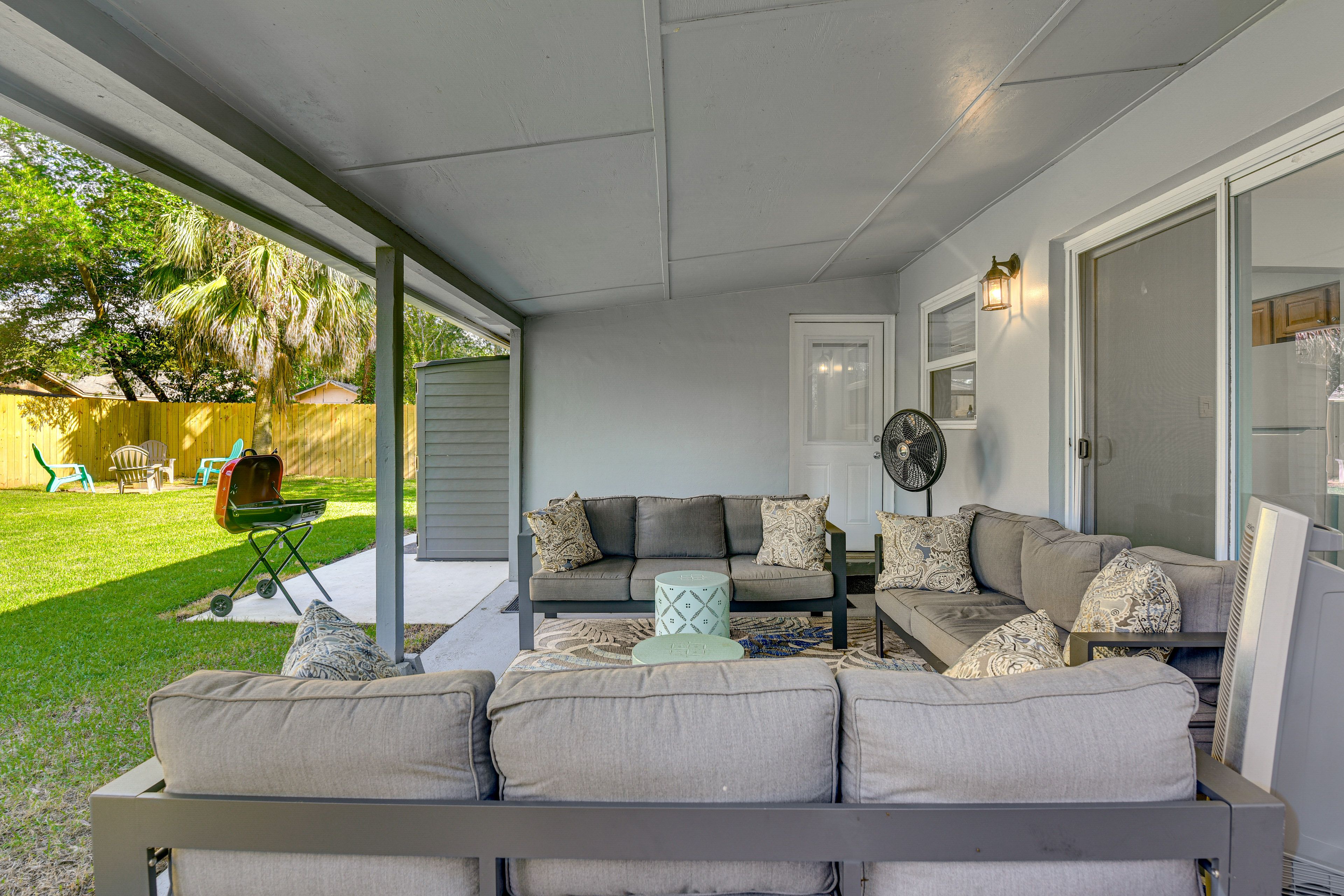 Covered Patio | Charcoal Grill