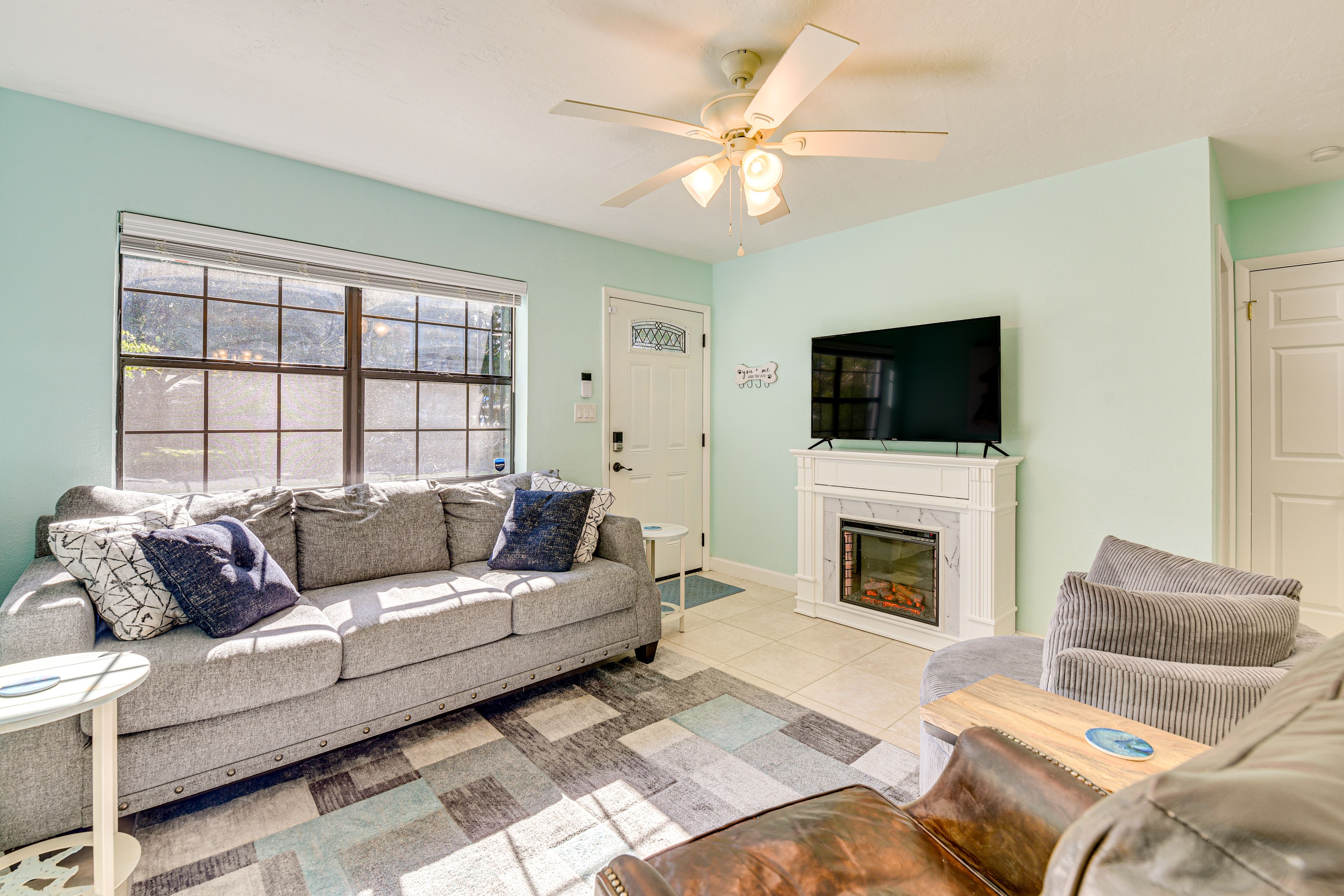 Living Room | Central Heating & A/C | Free WiFi | Smart TV | Fireplace