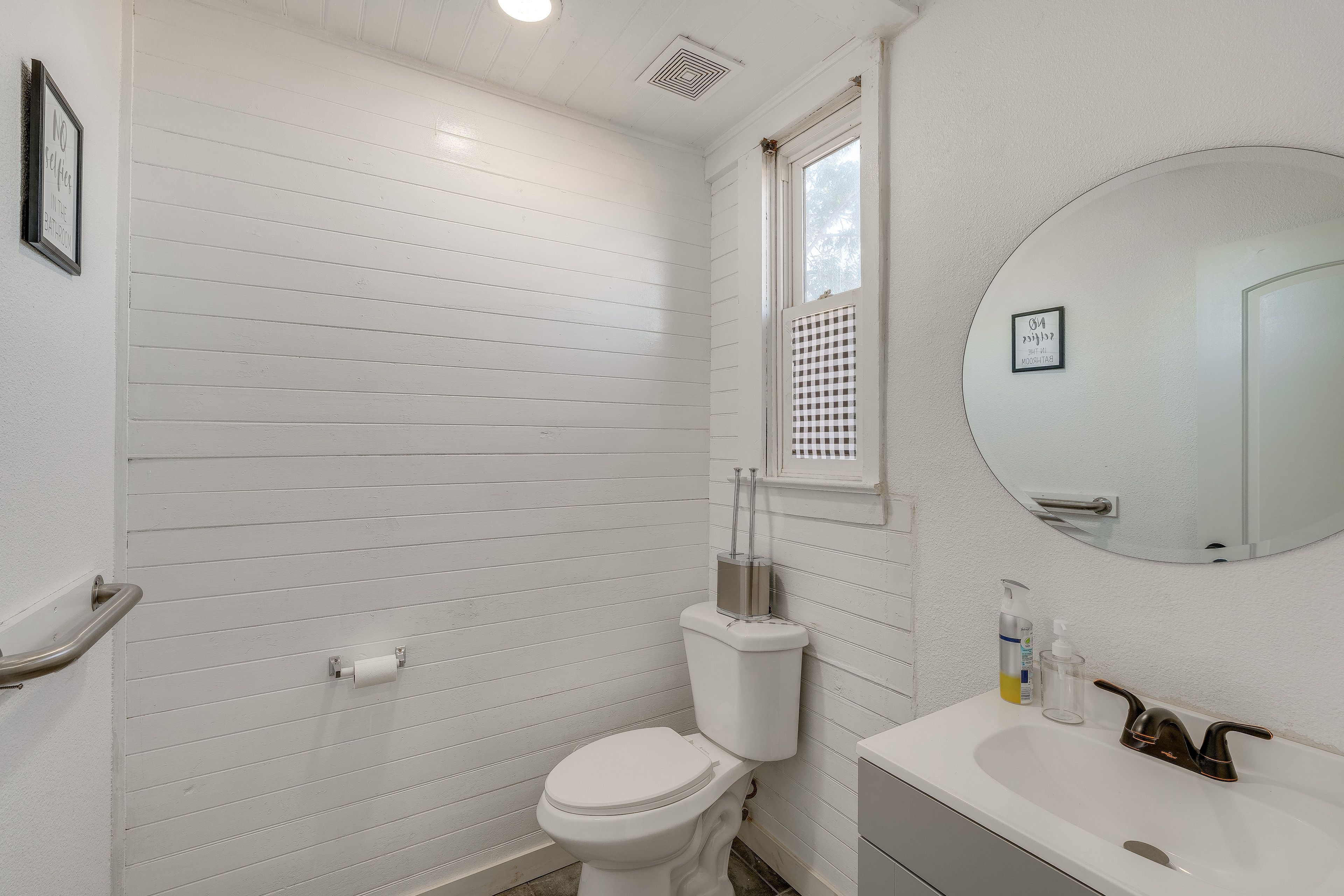 Full Bathroom | Grab Rail