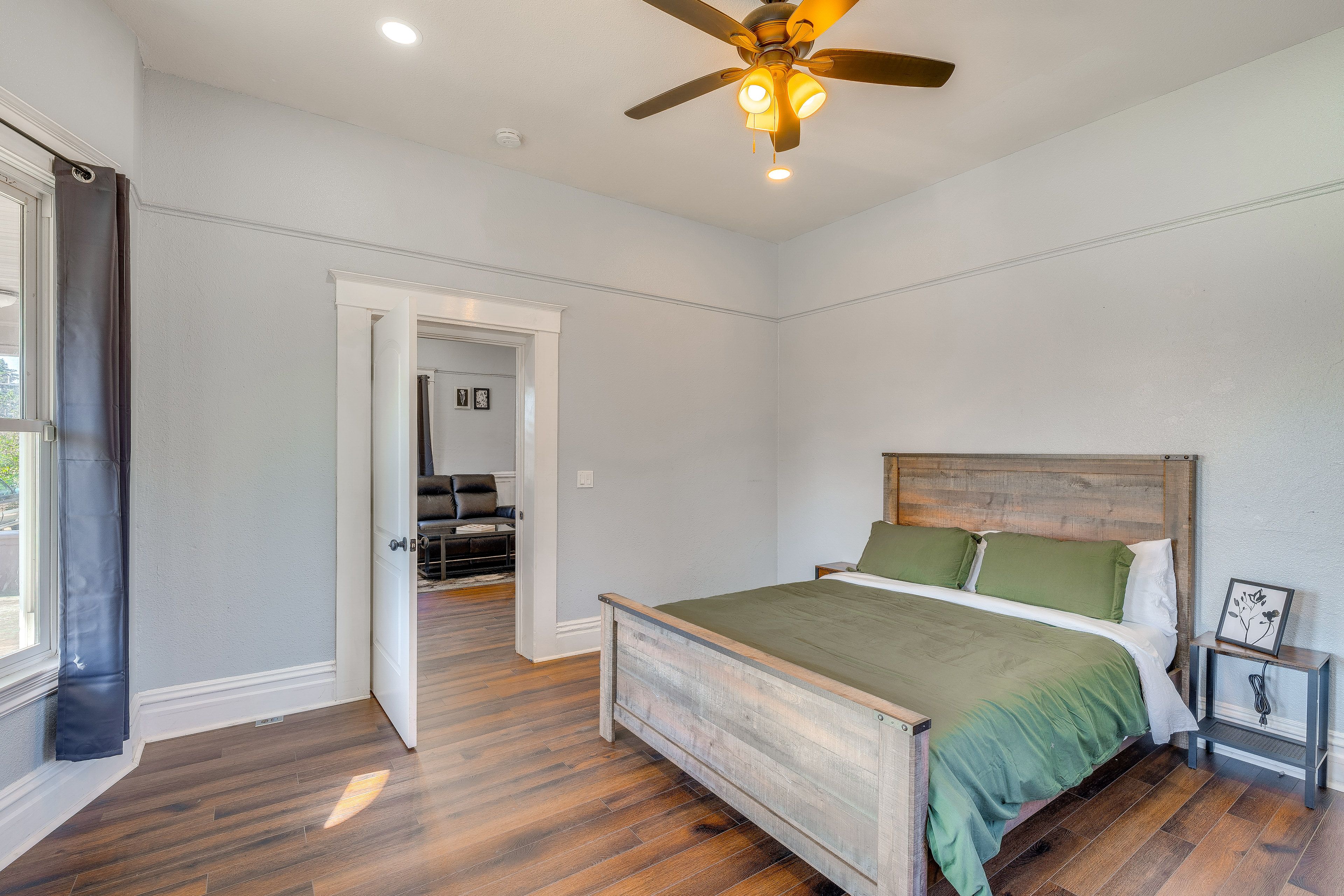 Bedroom 2 | Queen Bed