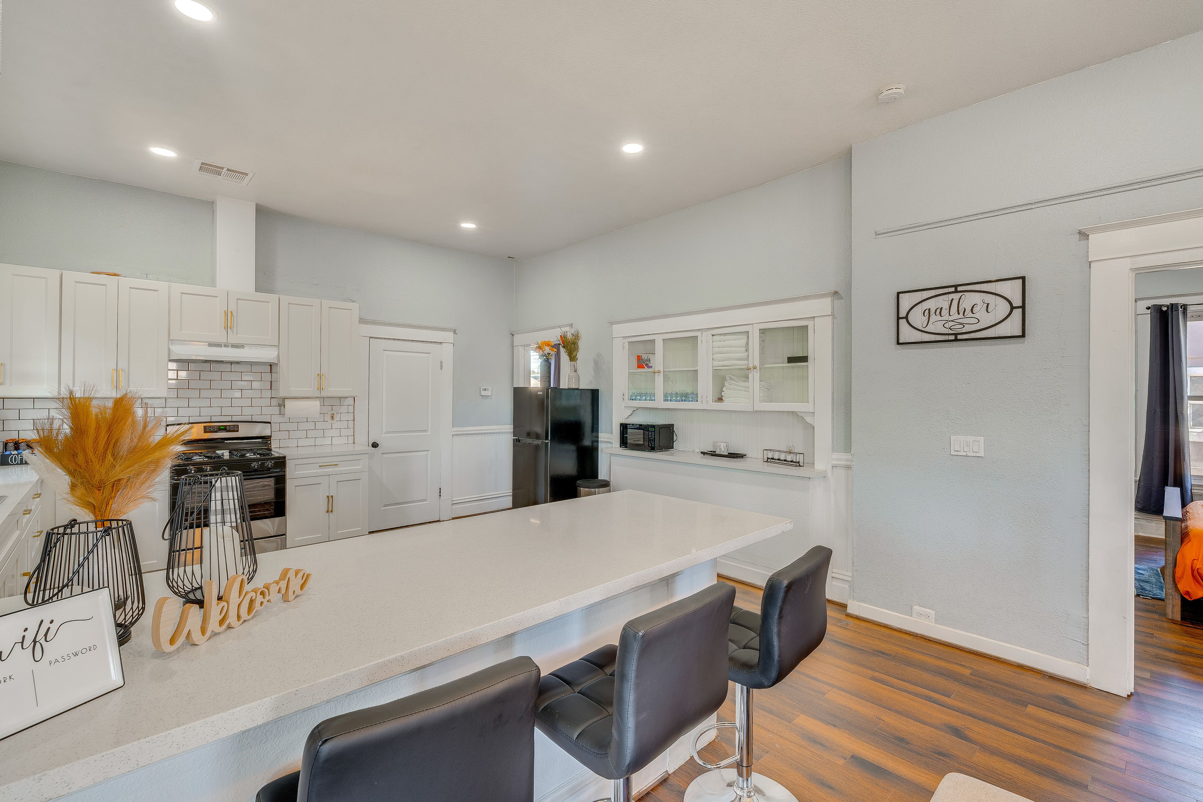 Kitchen | Microwave | Stove/Oven | Refrigerator