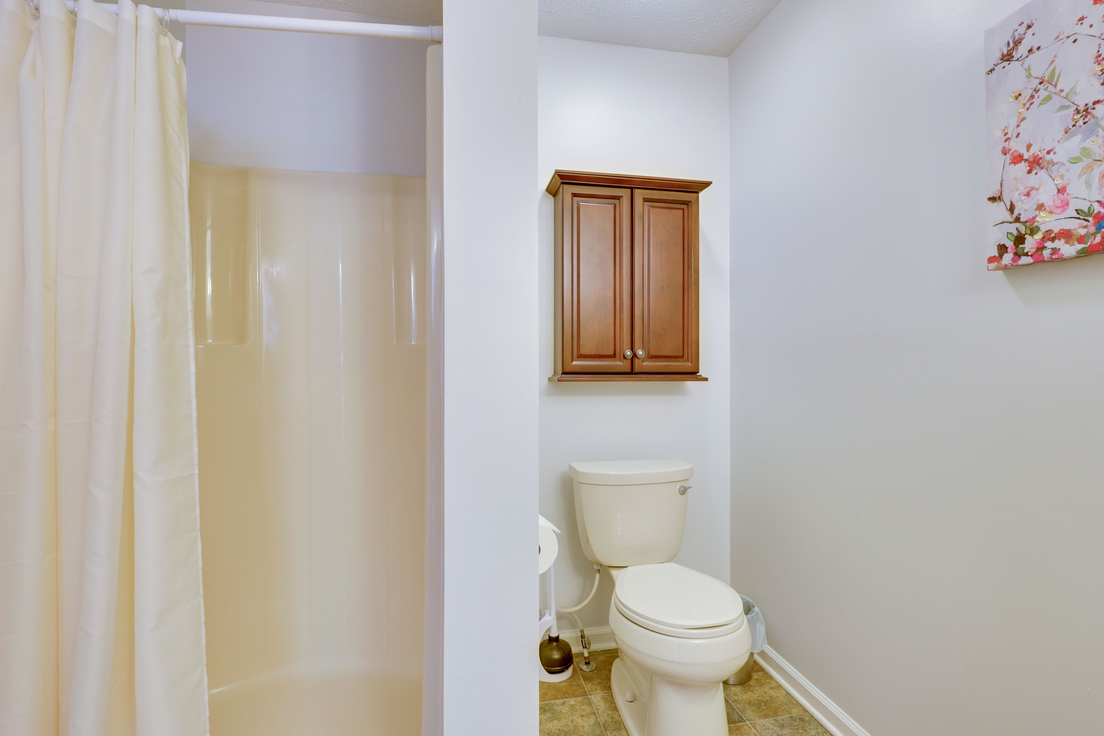 Full Bathroom | 1st Floor | Towels Provided