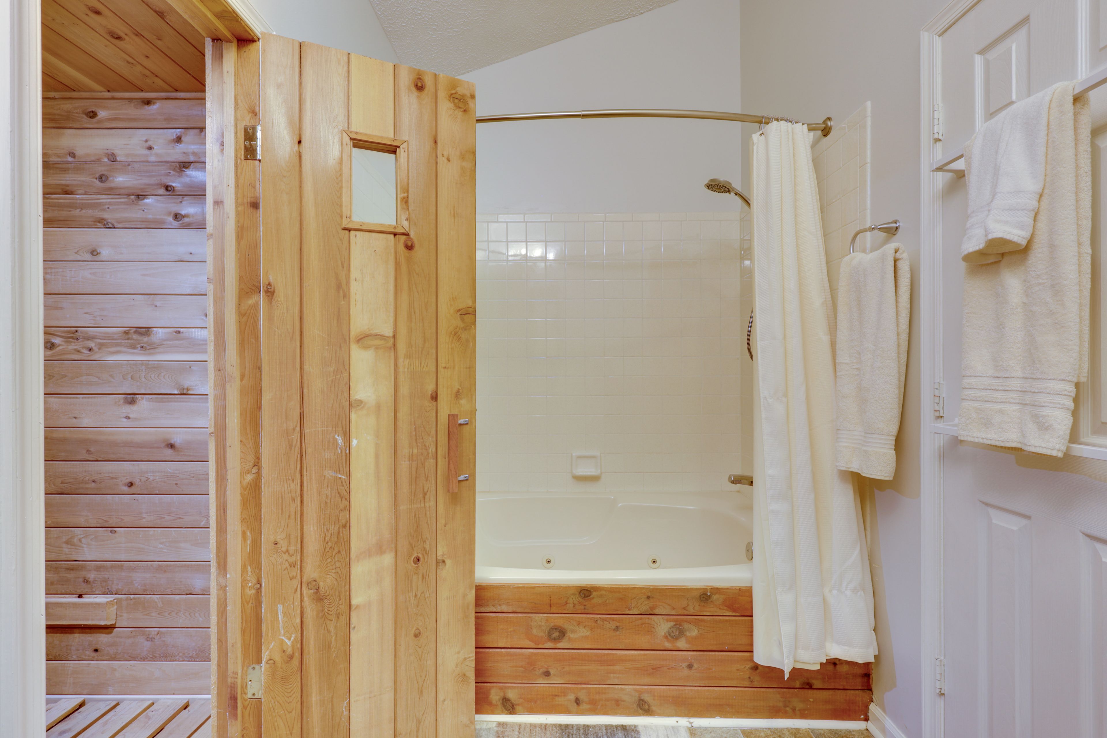 En-Suite Bathroom | 2nd Floor | Complimentary Toiletries | Hair Dryer