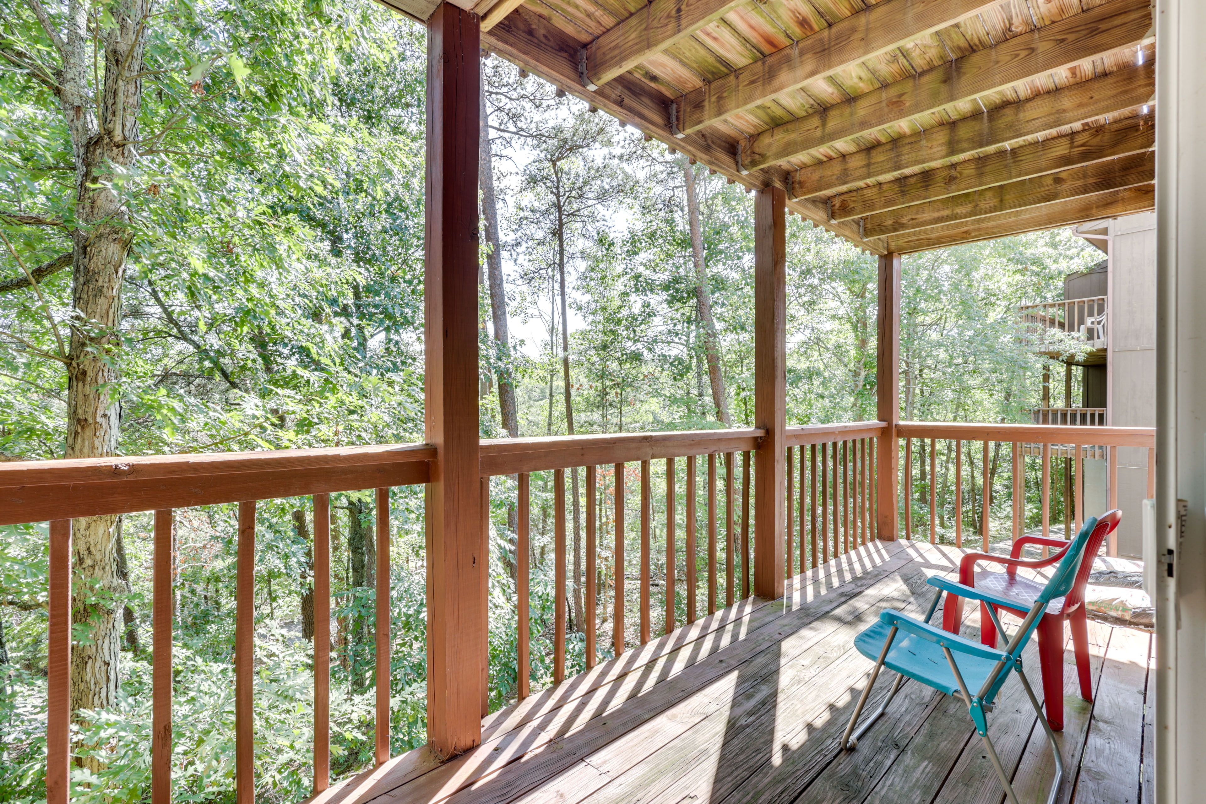 Lower-Level Deck | Forest Views | 2 Mi to Bryce Resort