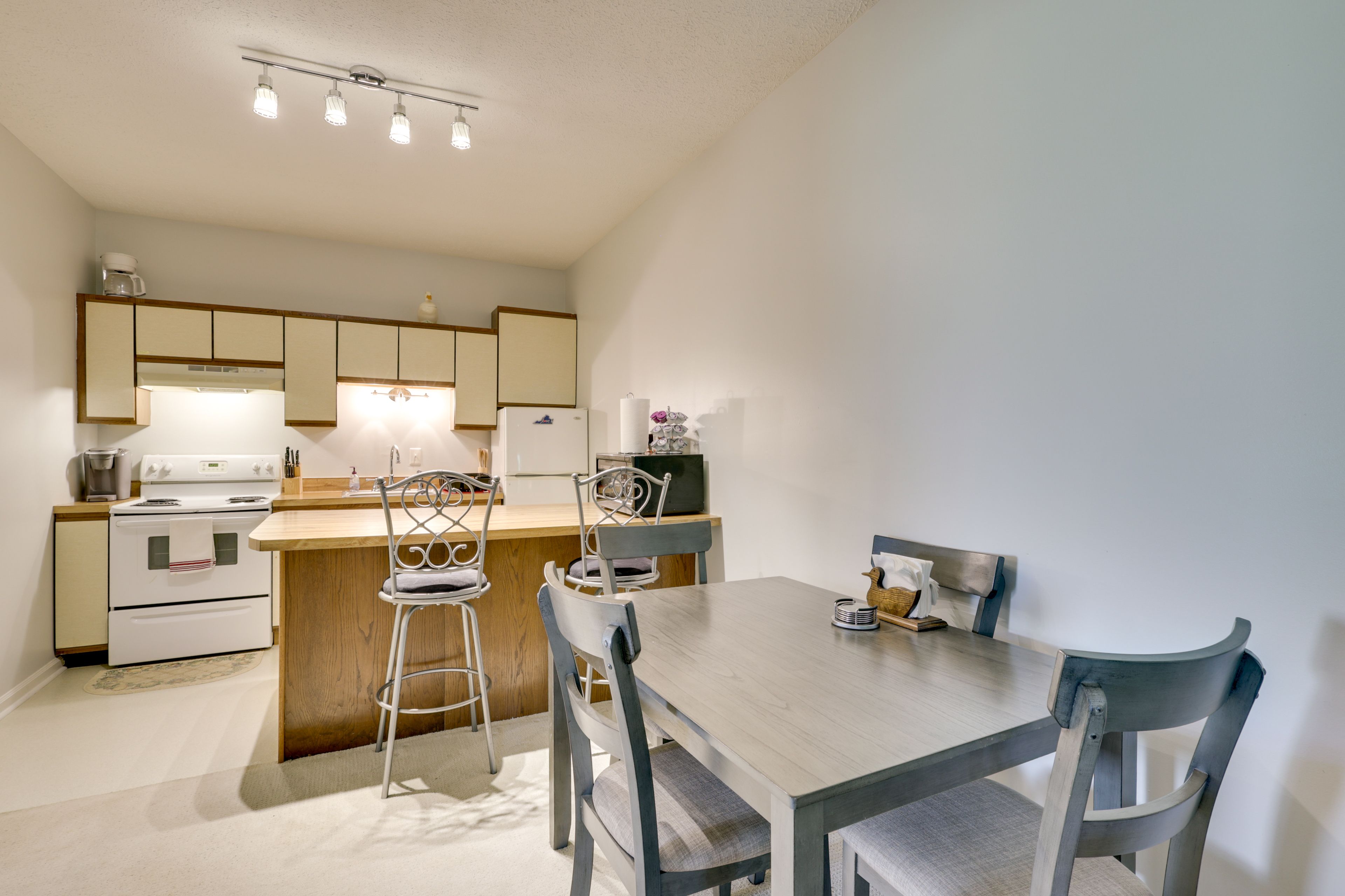 Dining Area | Dishware & Flatware Provided