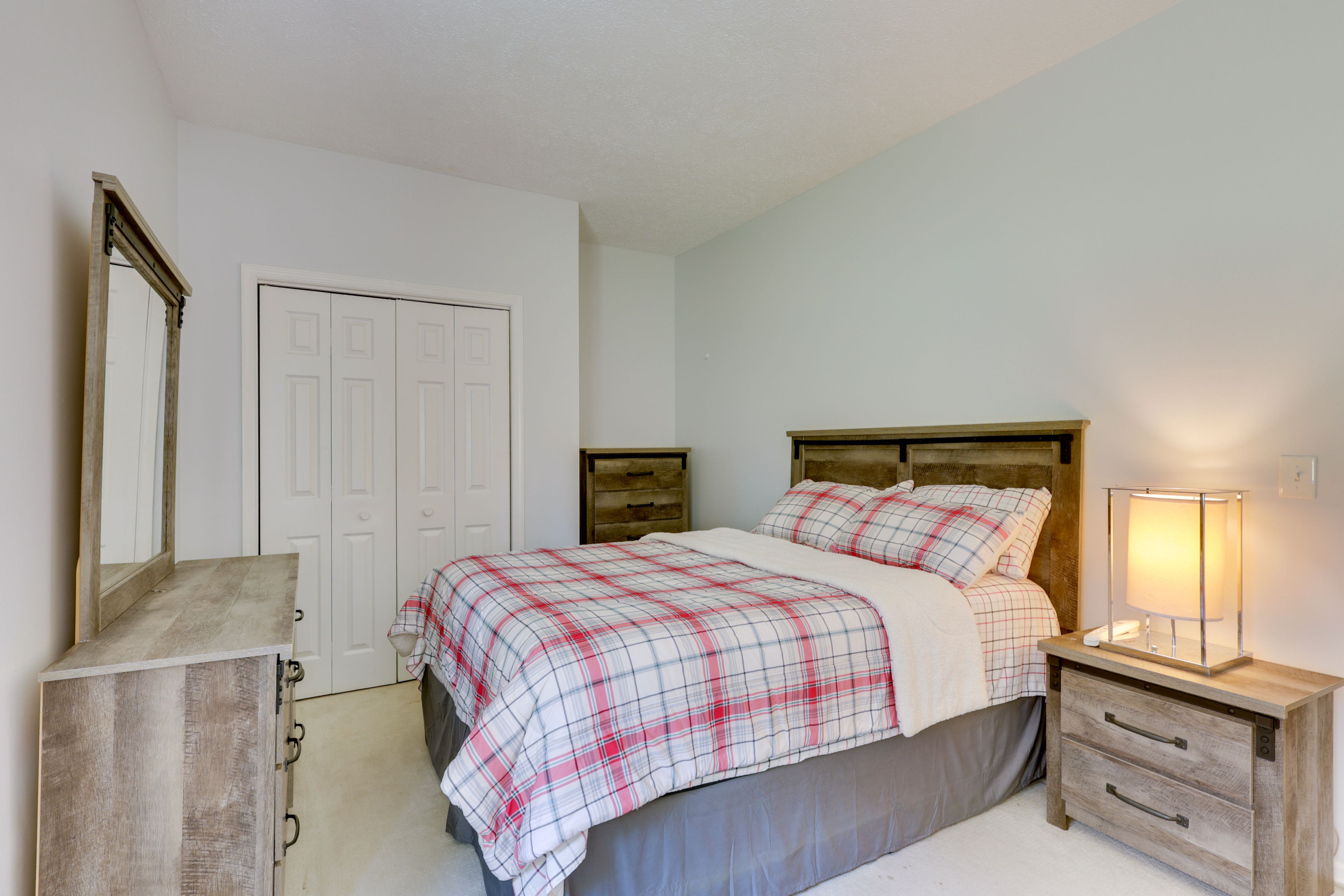 Bedroom | Queen Bed | Linens Provided