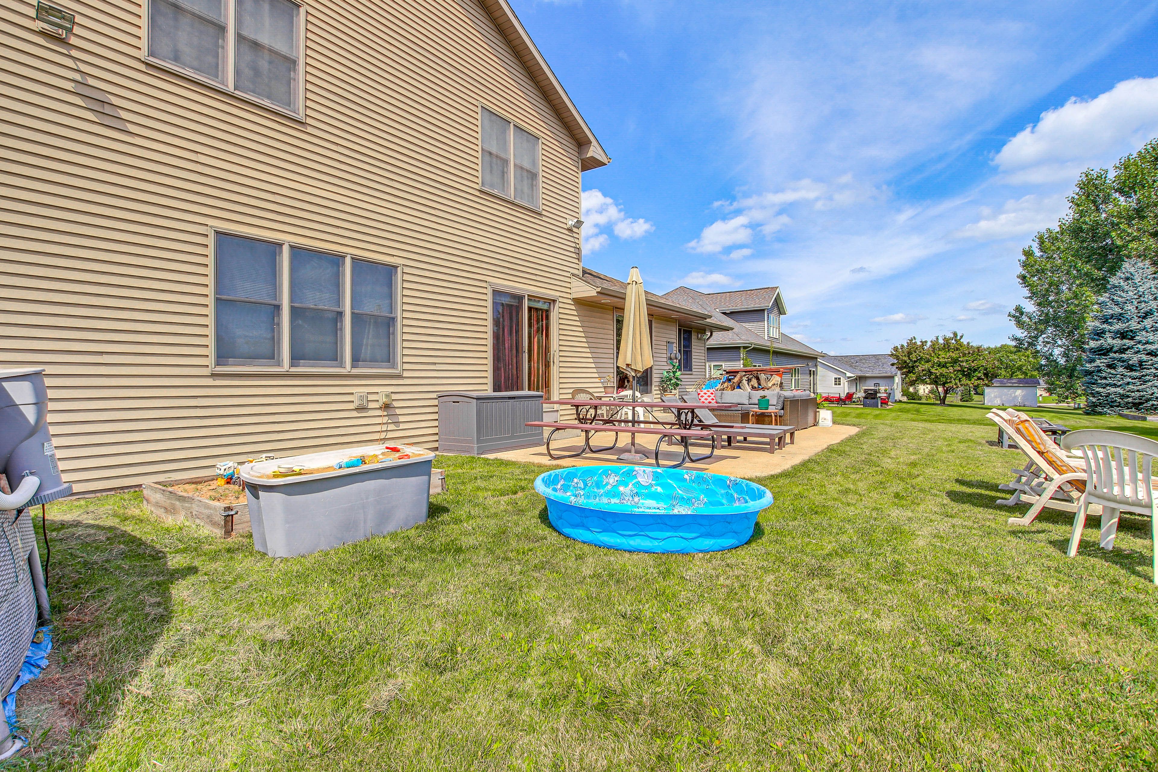 Shared Yard | Kiddie Pool | Fire Pit | Playground Area