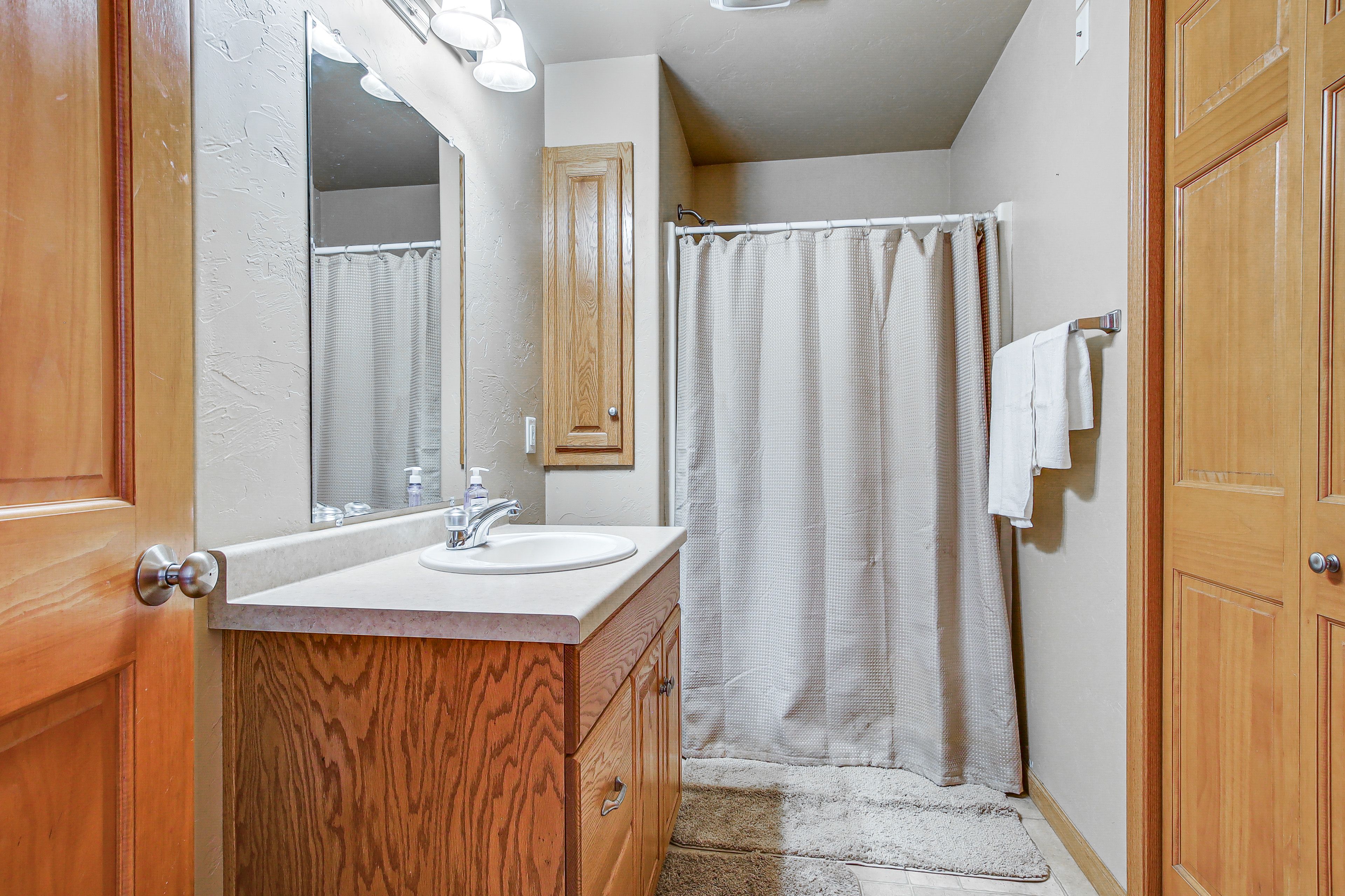 Full Bathroom | Towels Provided | Complimentary Toiletries
