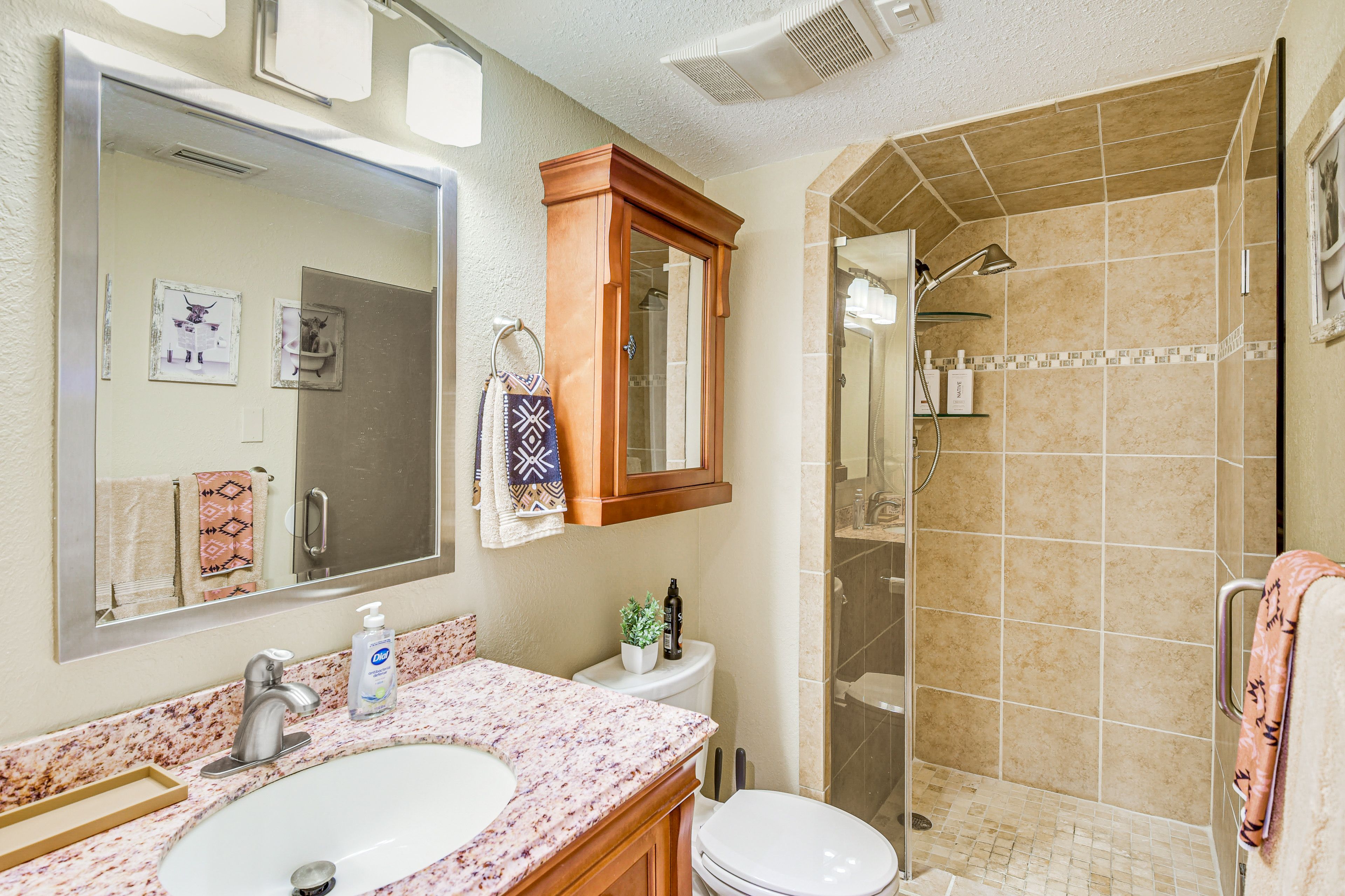Full Bathroom | 1st Floor | Towels Provided
