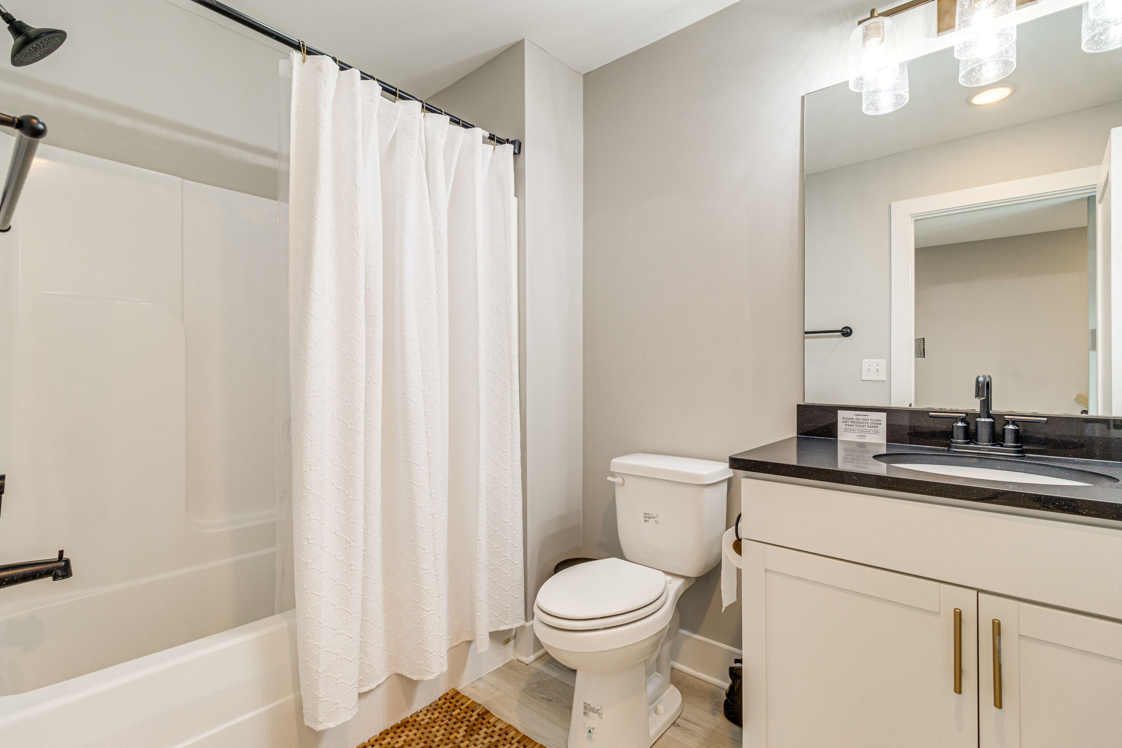 Full Bathroom | 3rd Floor | Complimentary Toiletries