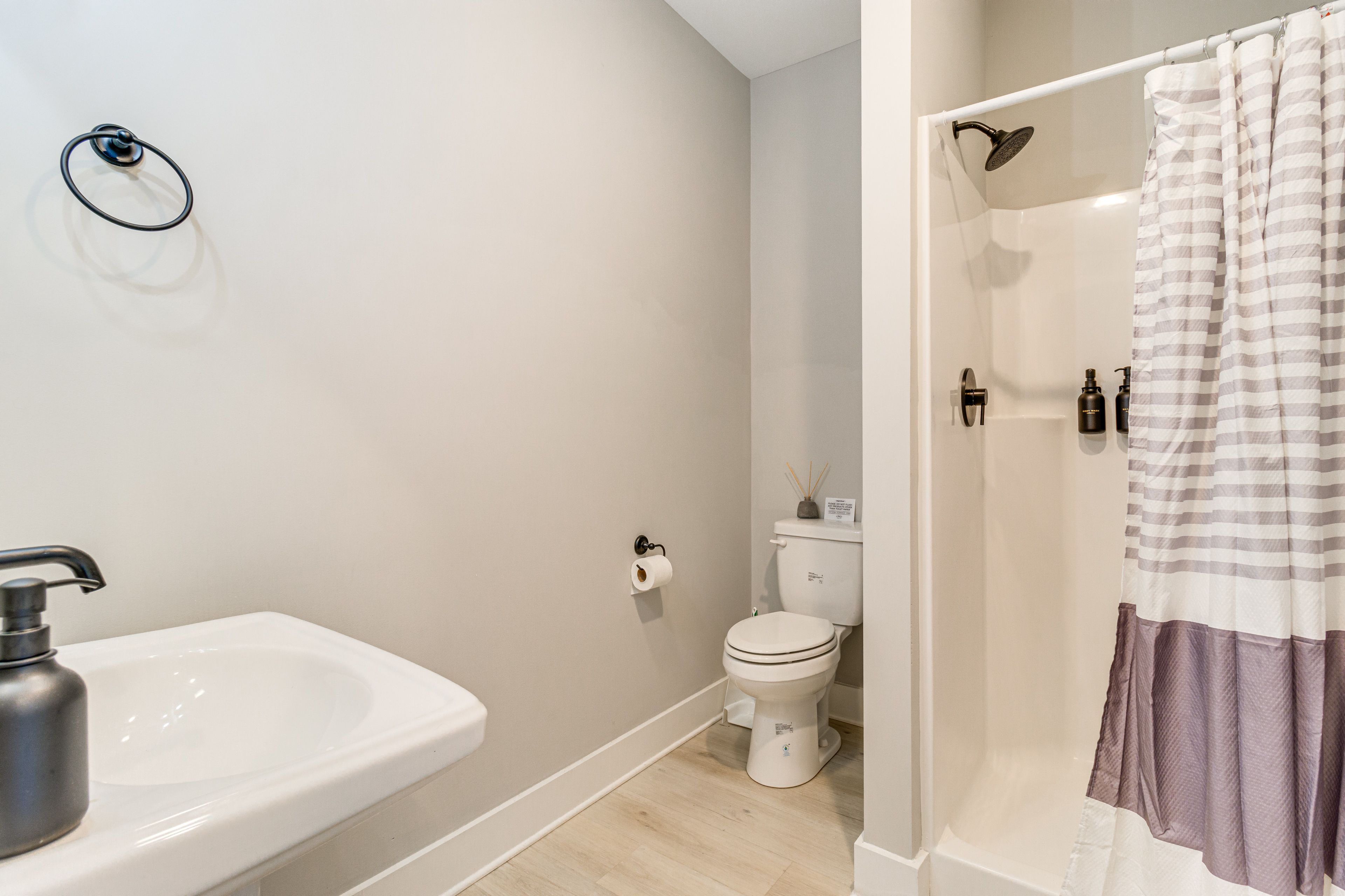 Full Bathroom | 1st Floor | Towels Provided