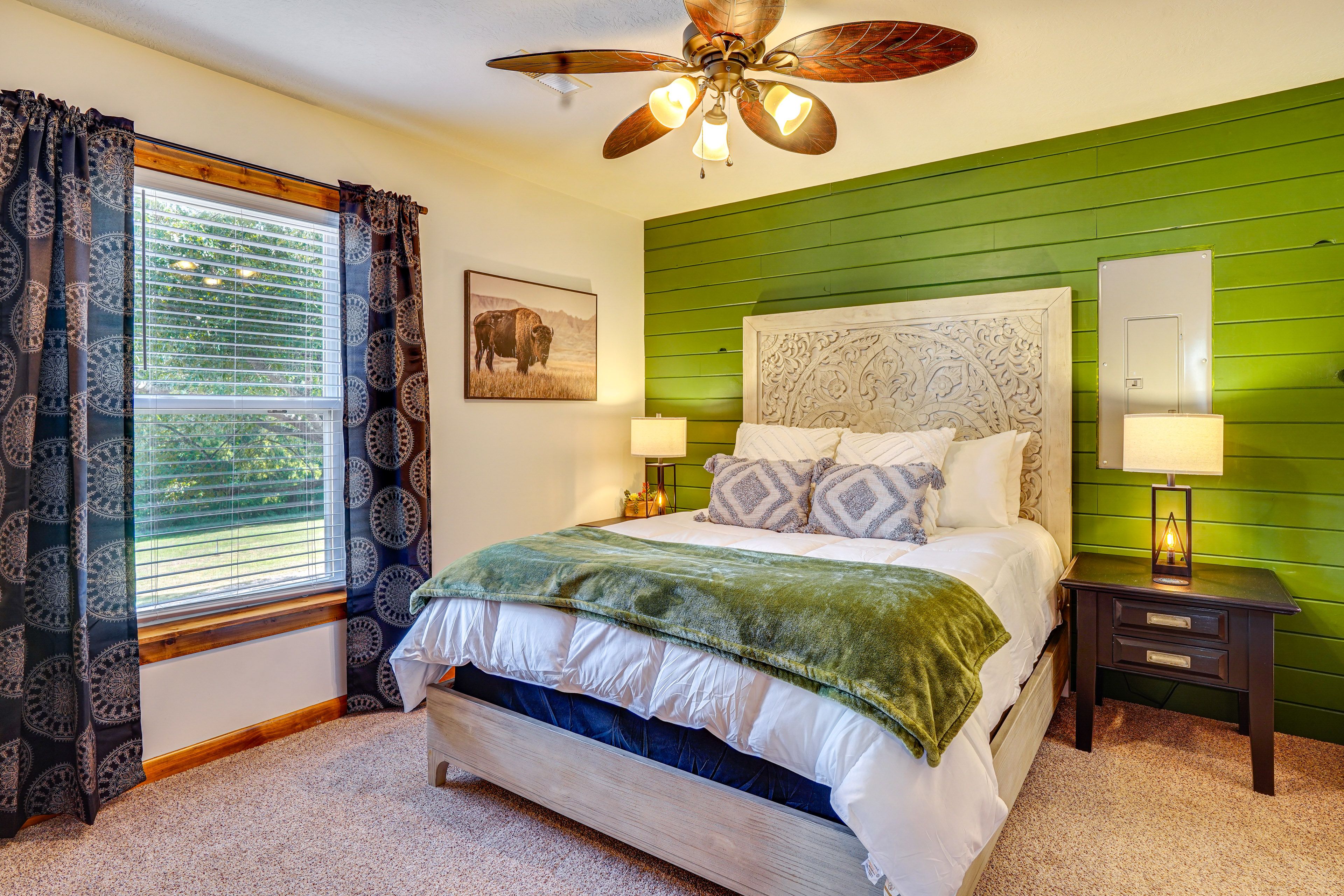 Bedroom | Queen Bed | Smart TV
