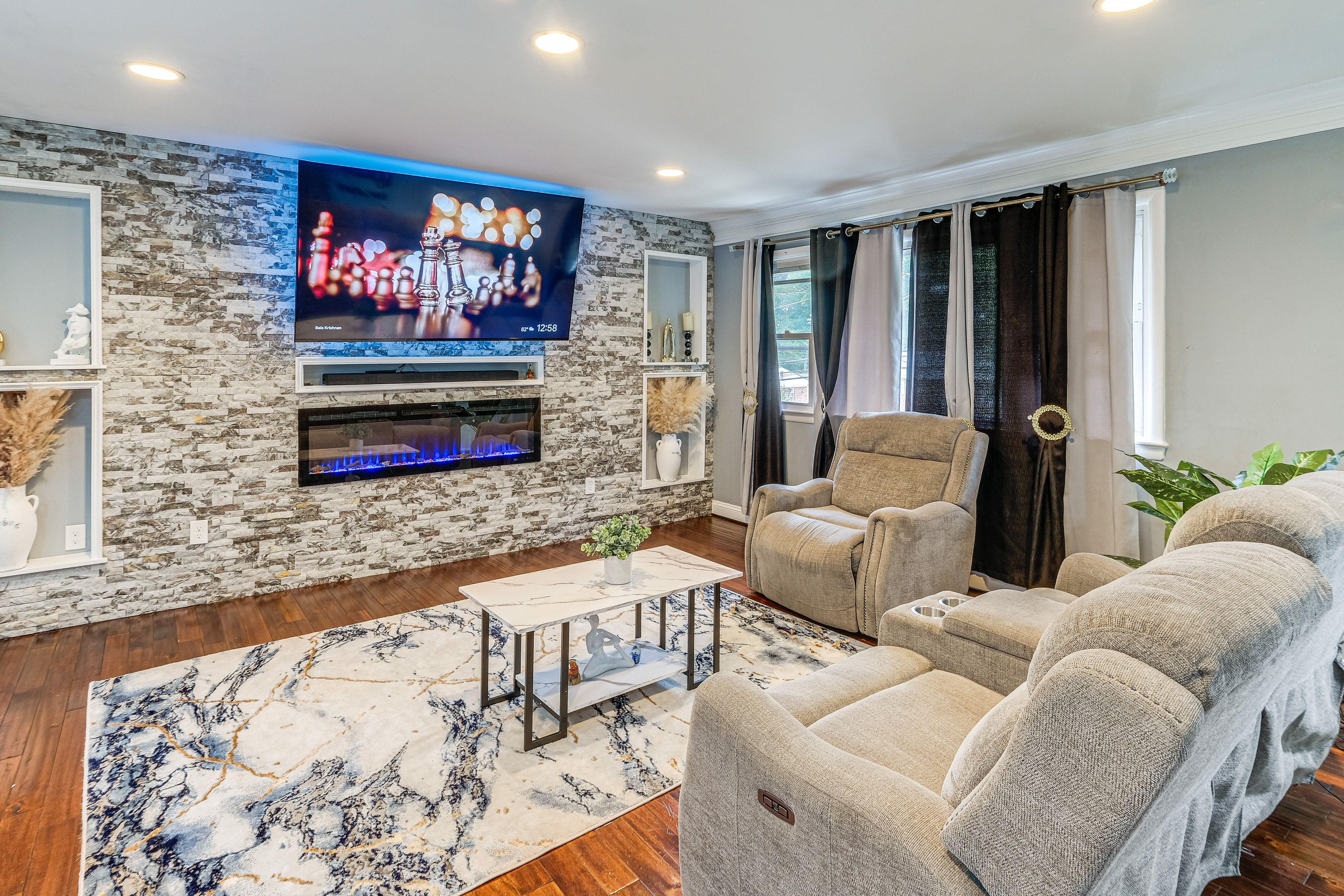 Living Room | Free WiFi | Central Heating & A/C | Smart TV