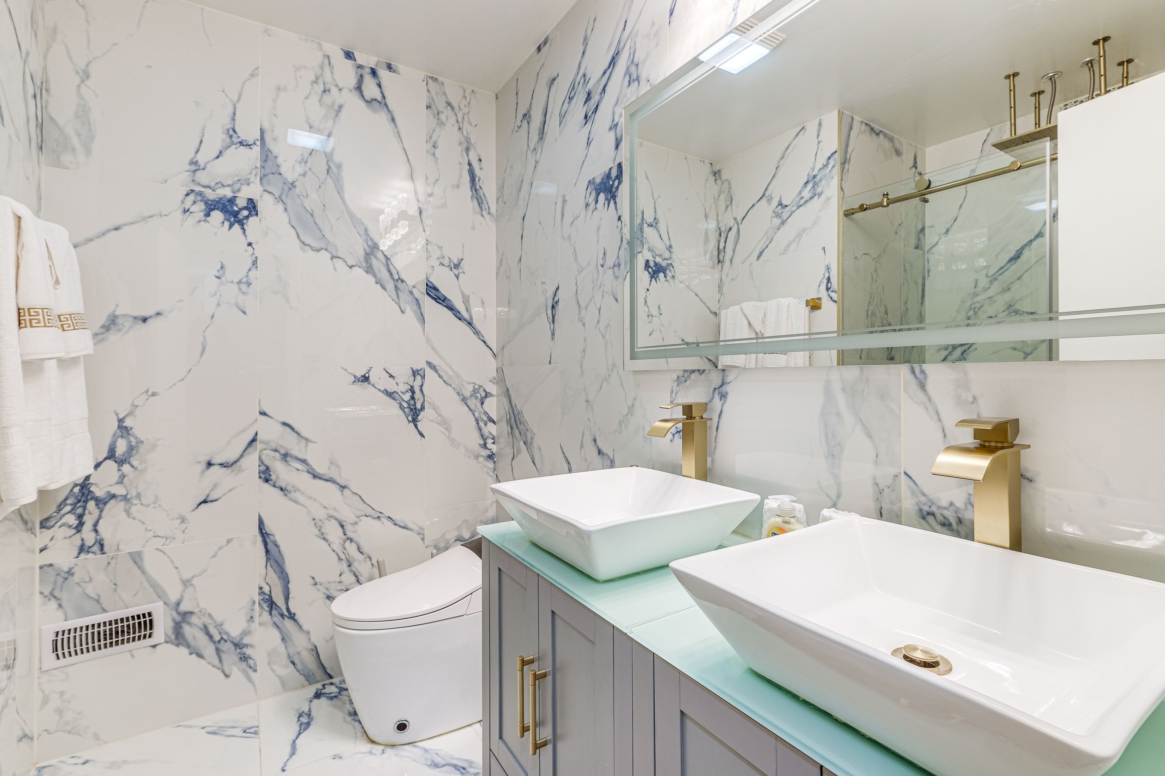 Bathroom | Complimentary Toiletries | Towels Provided