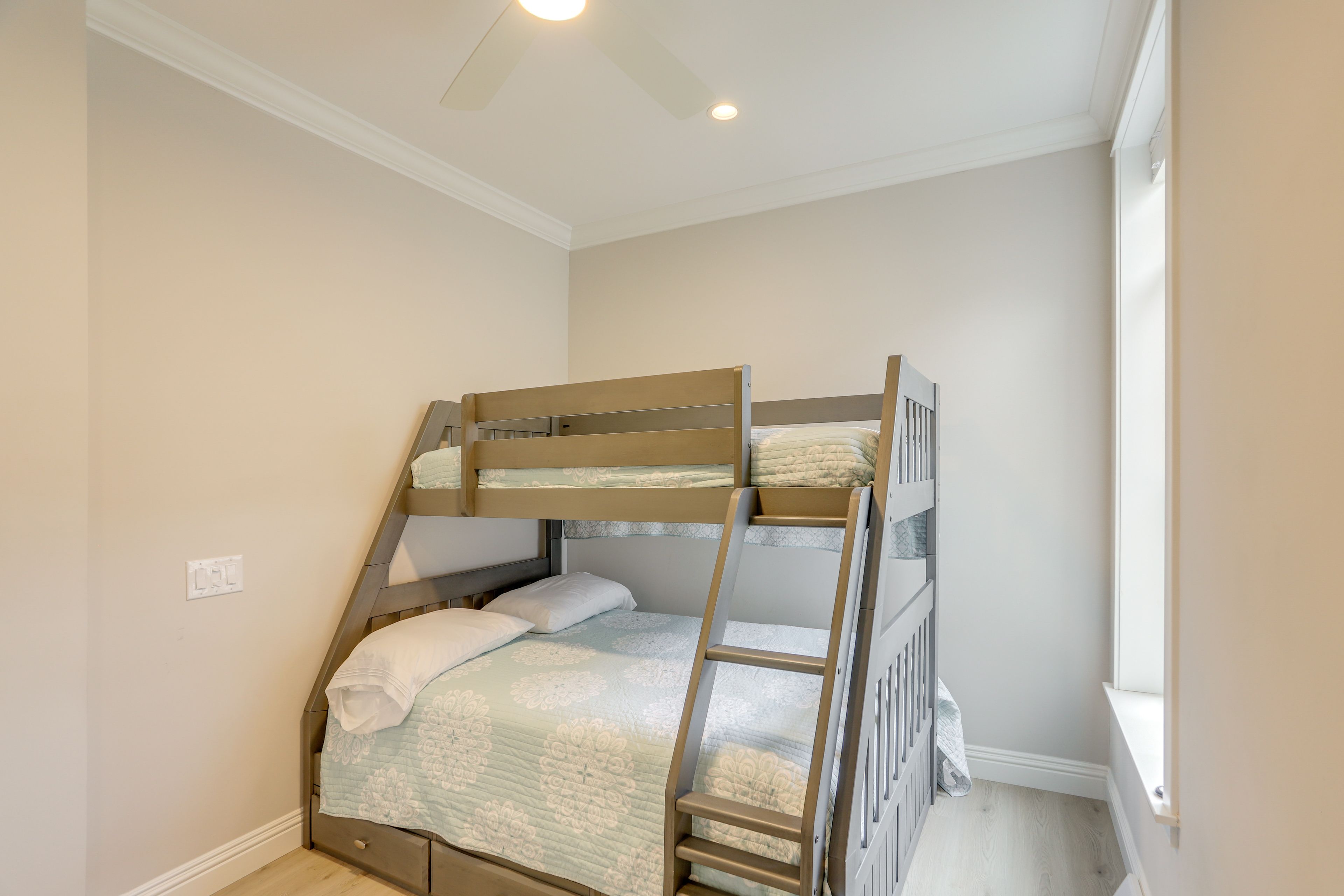 Bedroom 3 | Twin/Full Bunk Bed