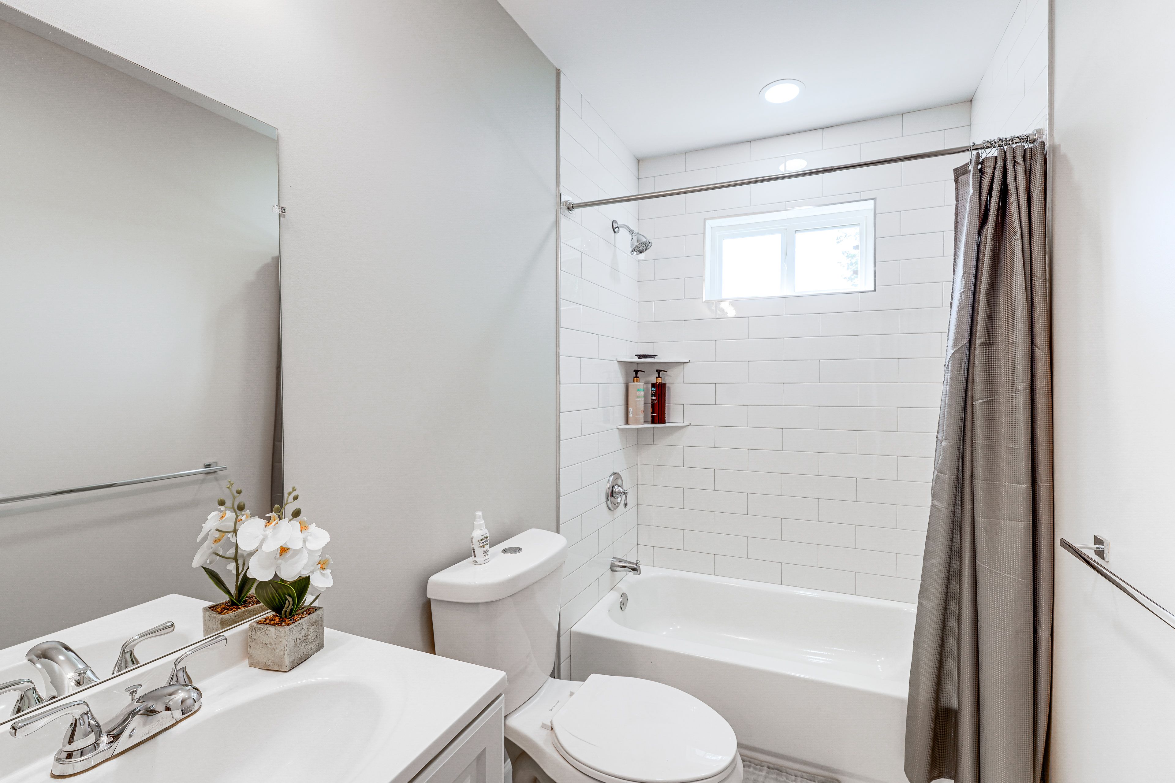 Full Bathroom | 2nd Floor | Towels Provided | Complimentary Toiletries
