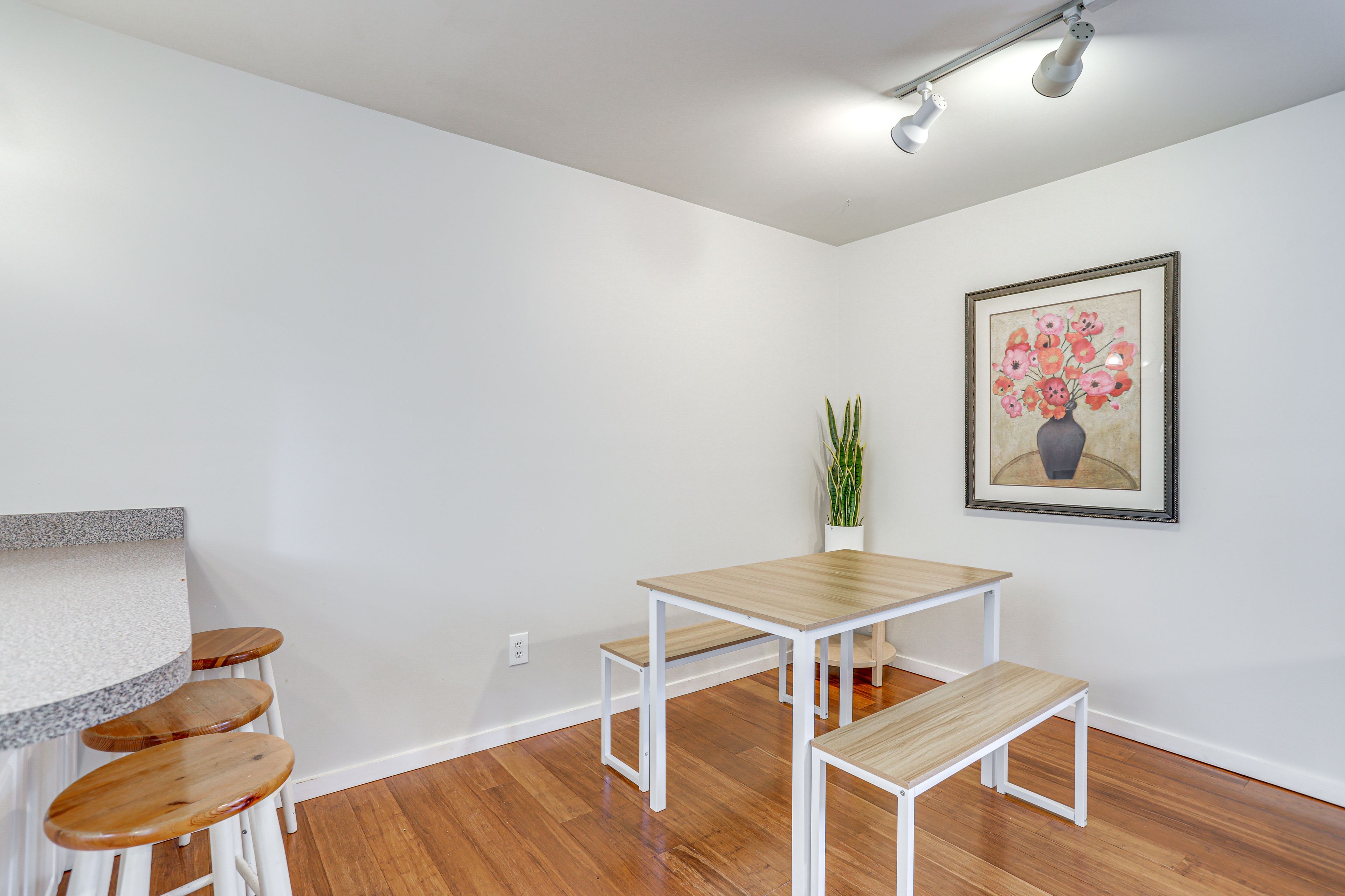 Dining Area | Dishware & Flatware Provided