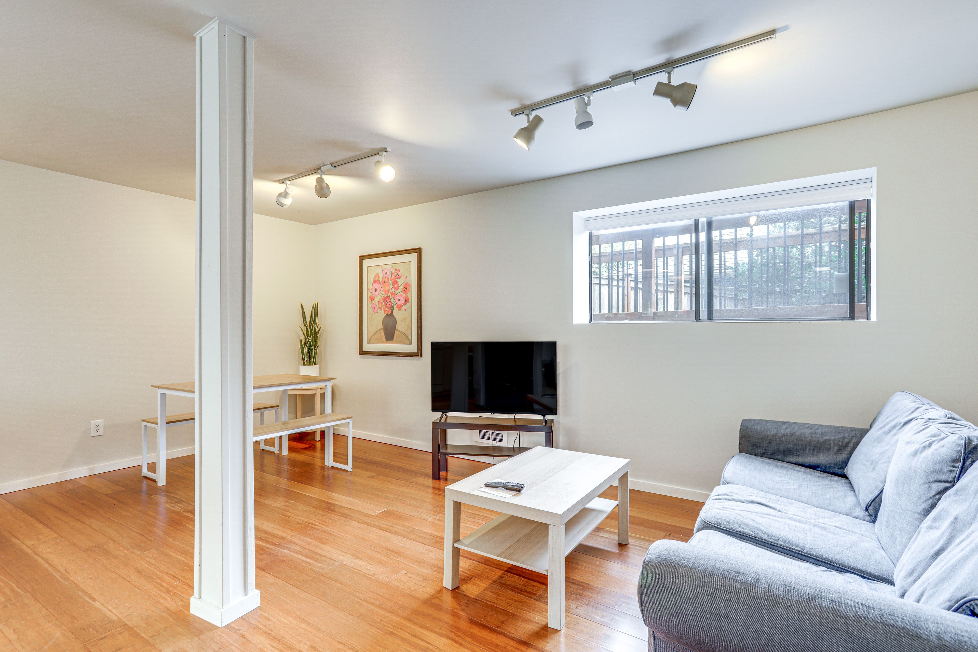 Seattle Vacation Rental | 1BR | 1BA | 900 Sq Ft | 1 Step Required