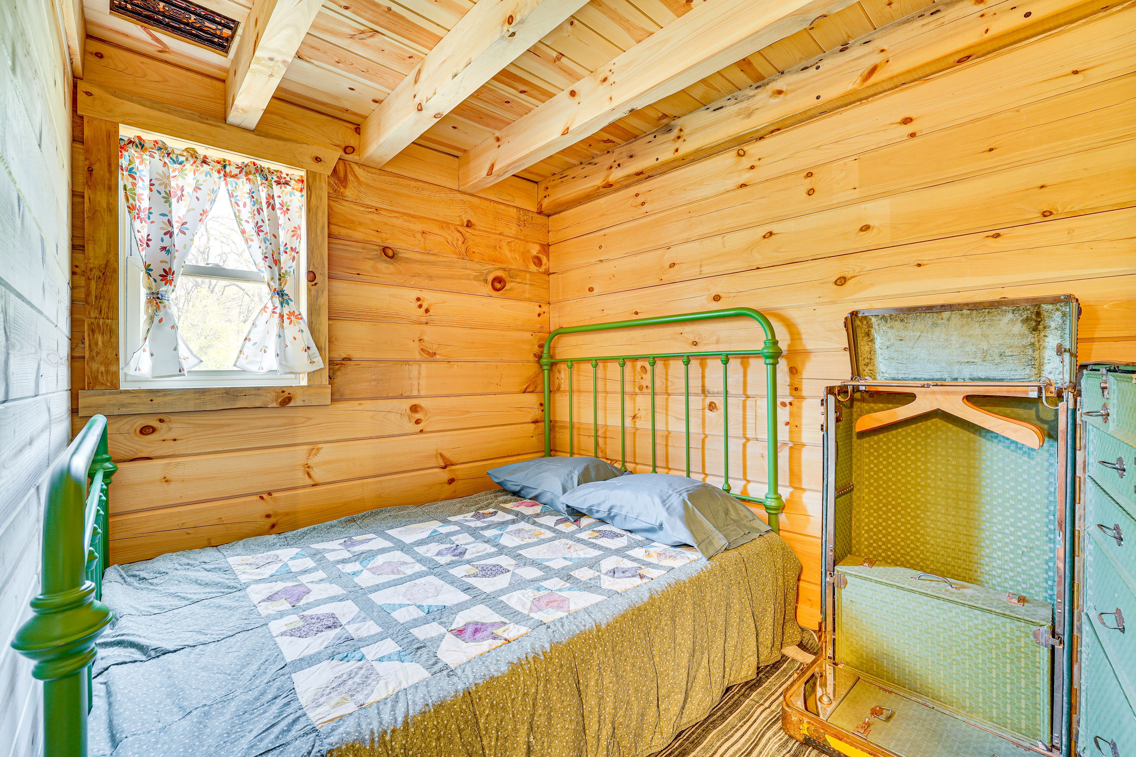 Bedroom | Full Bed | Linens | 1st Floor