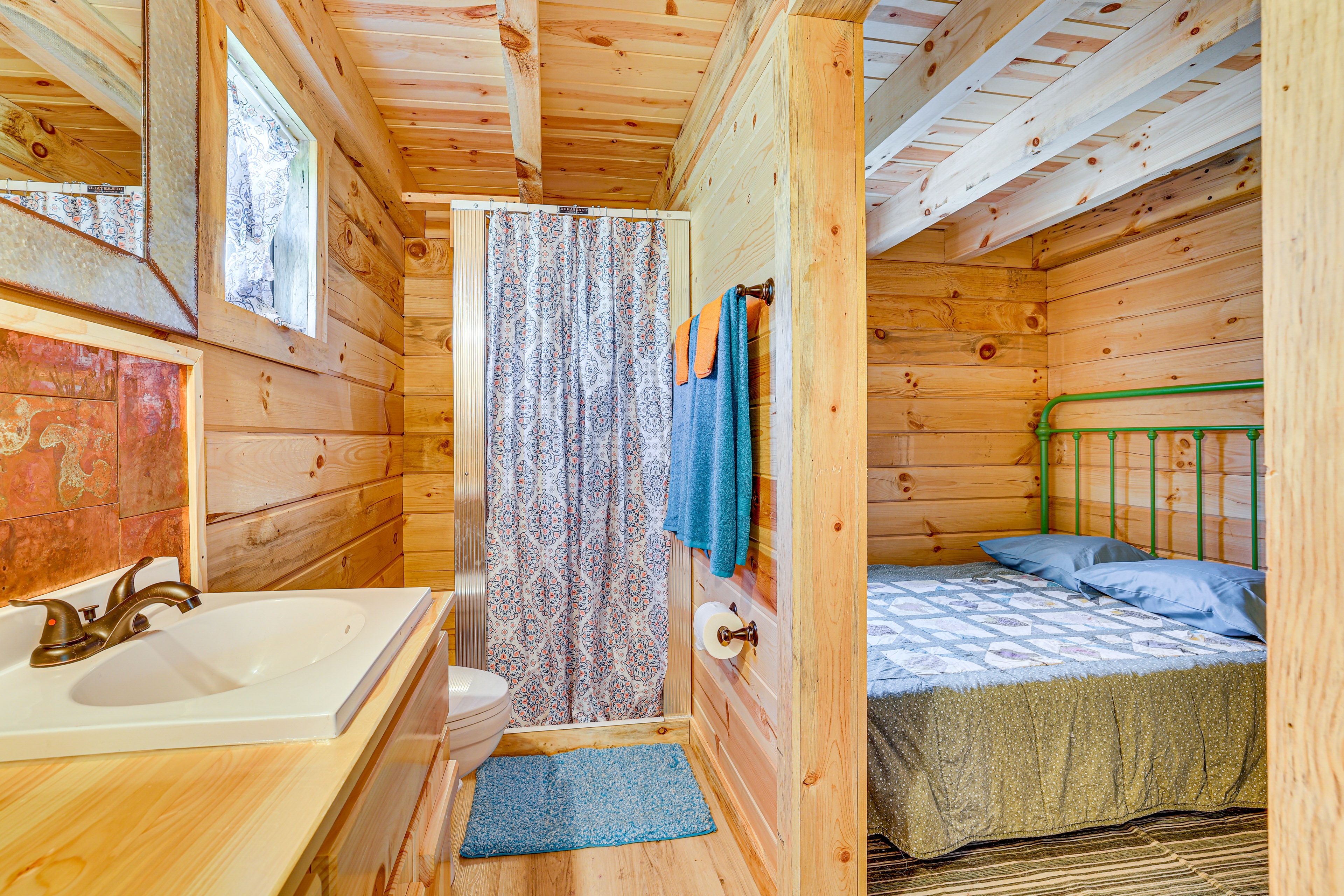 Full Bath | Towels | 1st Floor