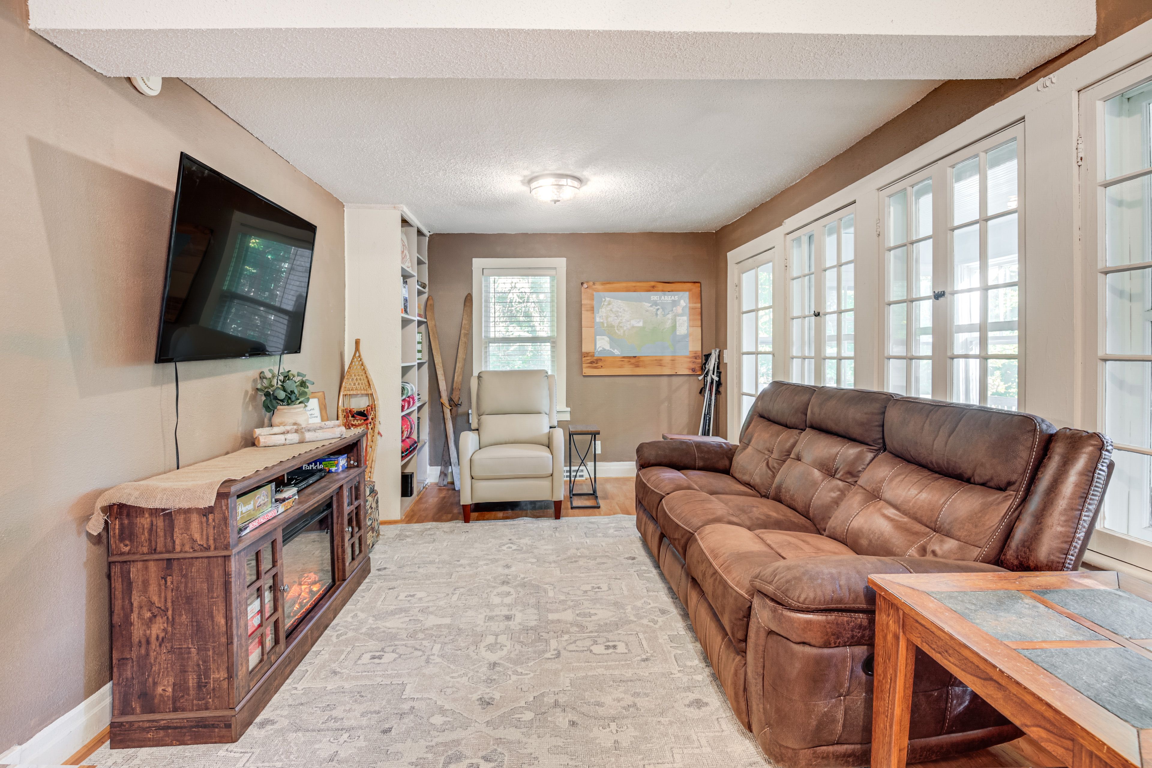 Living Room | 1st Floor | Smart TV | Free WiFi | Central A/C & Heating
