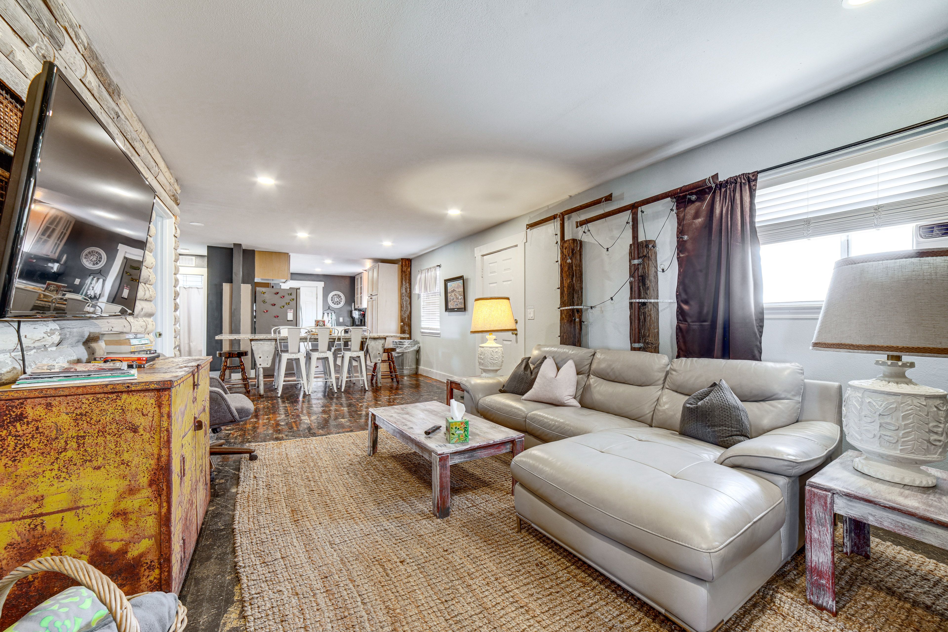 Living Room | Smart TV | Free WiFi