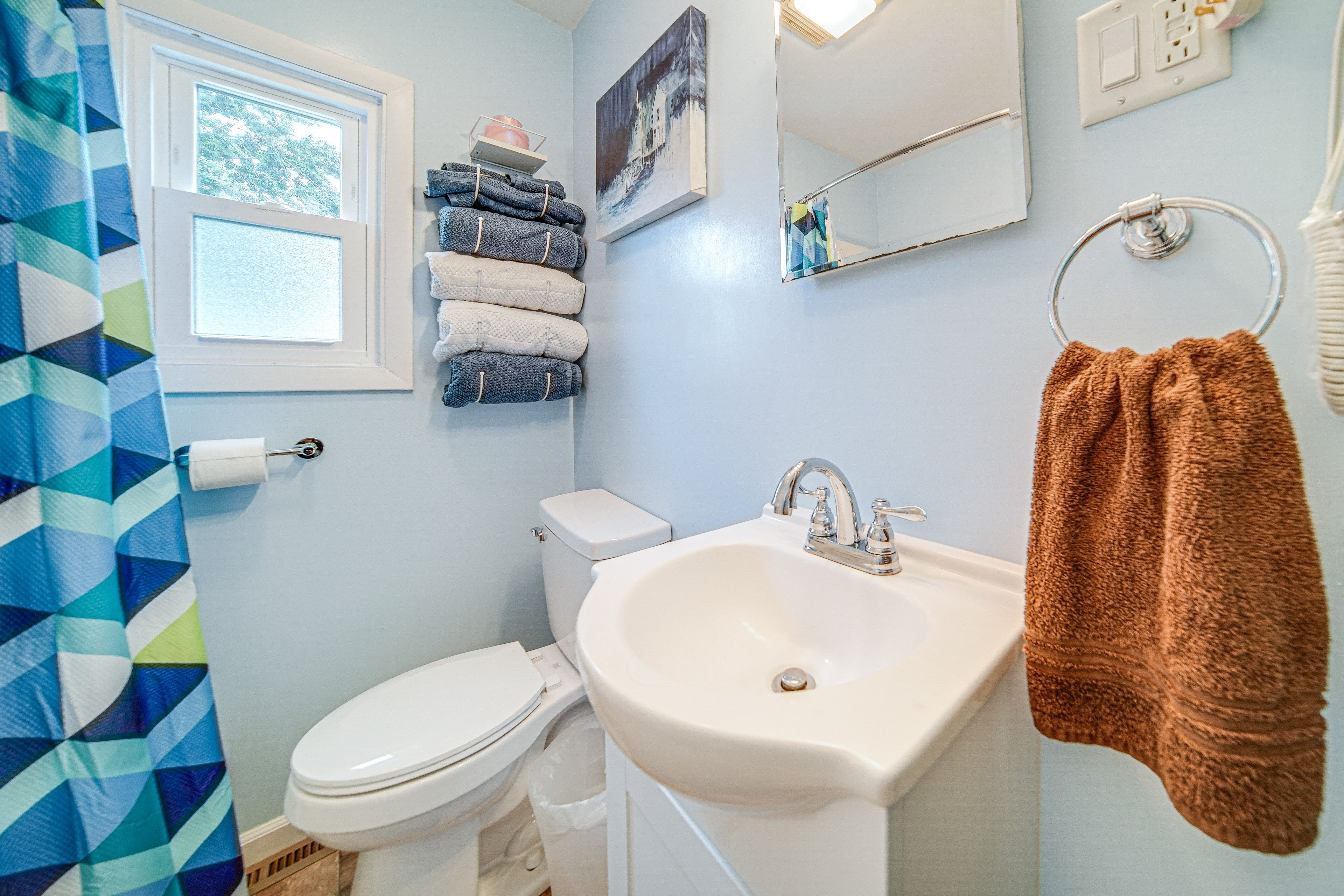 Full Bathroom | Towels Provided | Complimentary Toiletries