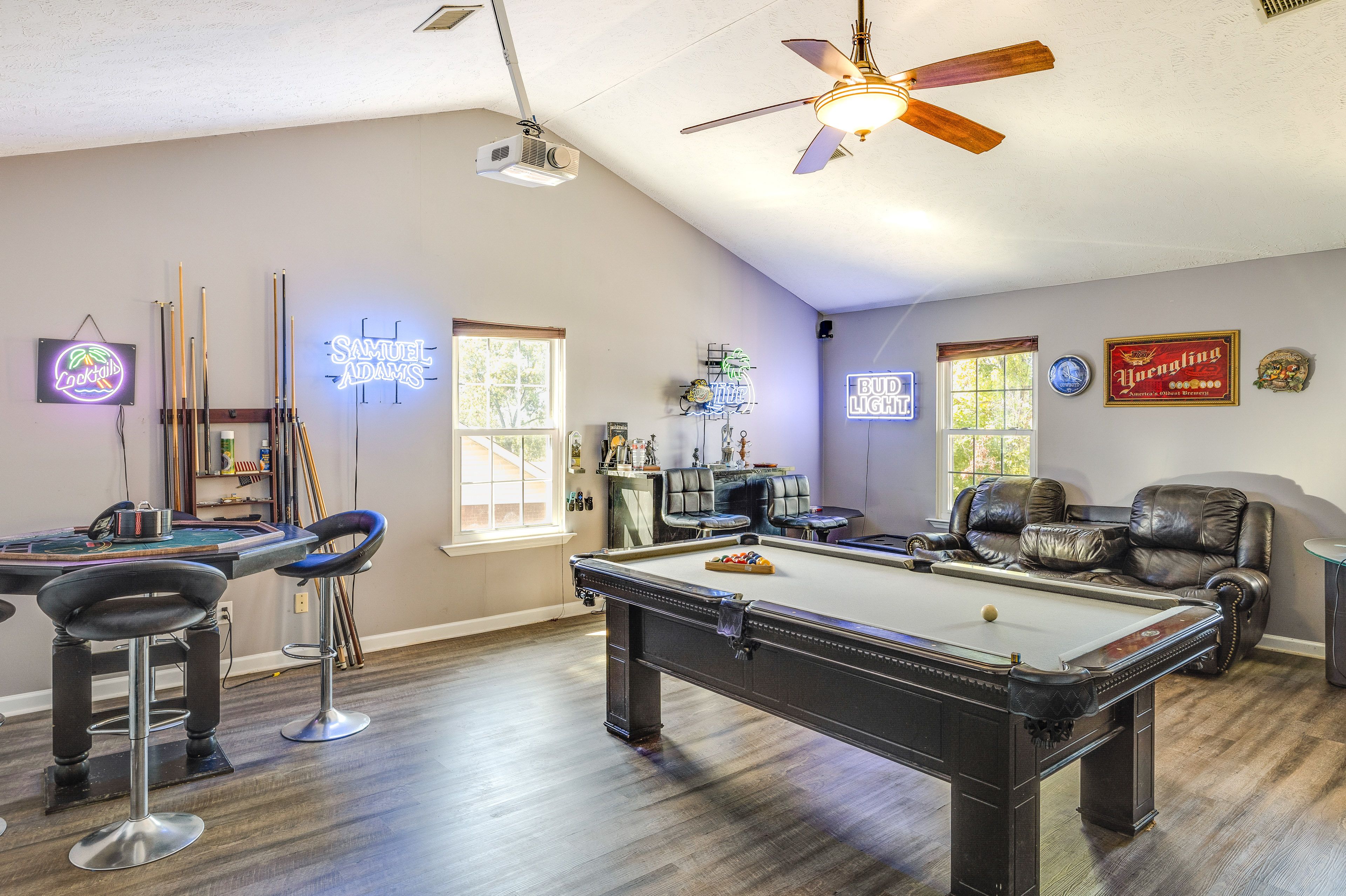 Game Room | 2nd Floor | Pool & Poker Table | Projector & Screen | Minibar