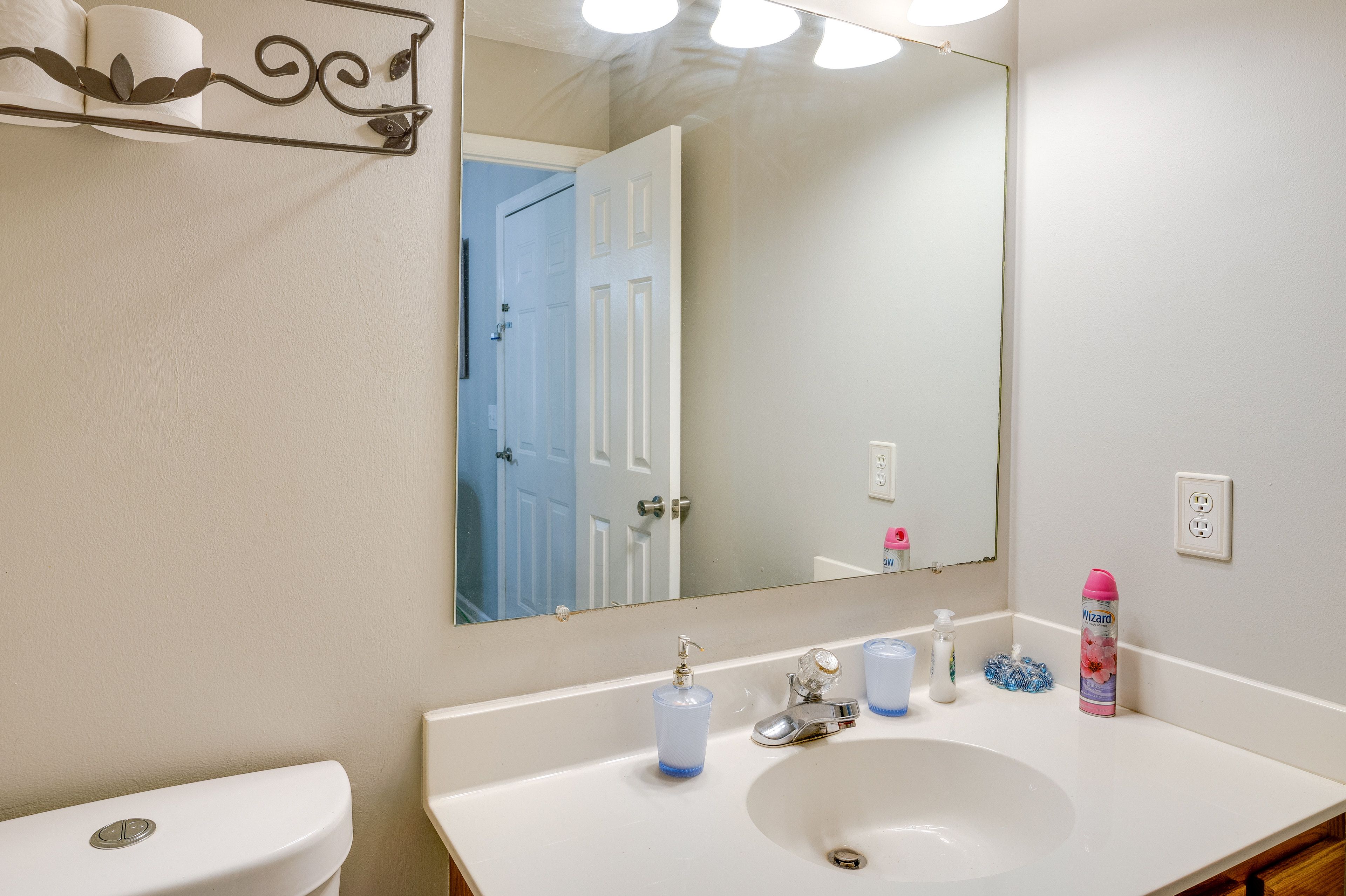 Half Bathroom | 1st Floor | Complimentary Toiletries | Towels Provided