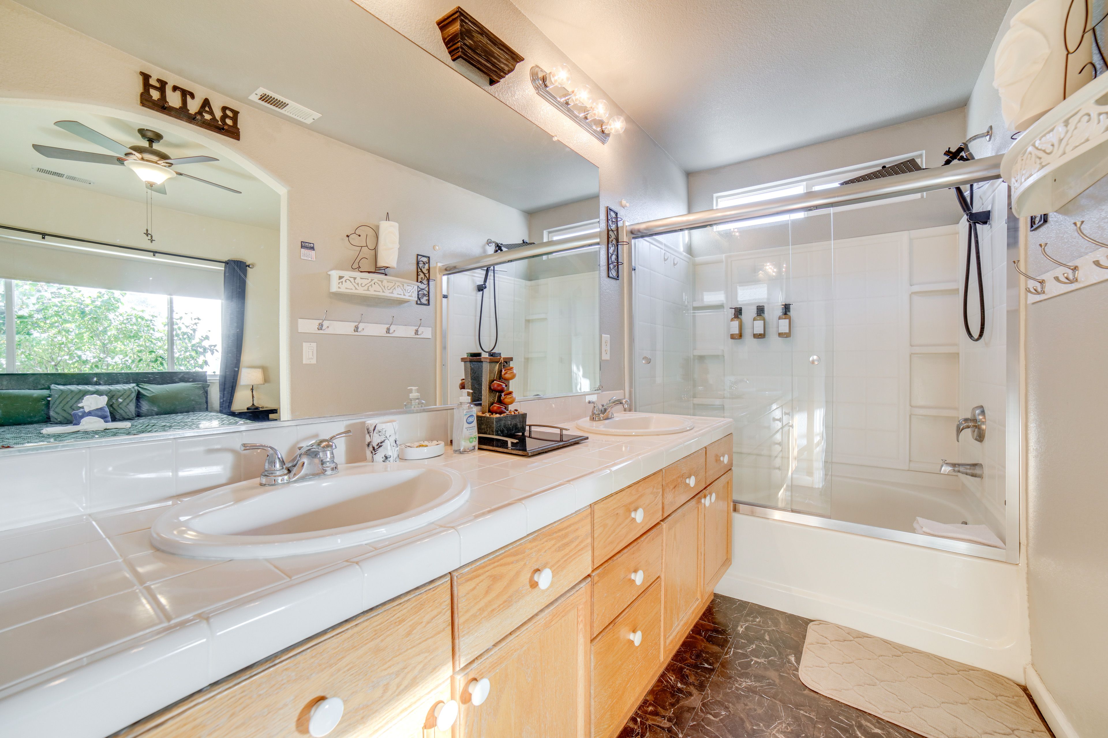 Full Bathroom | Towels Provided