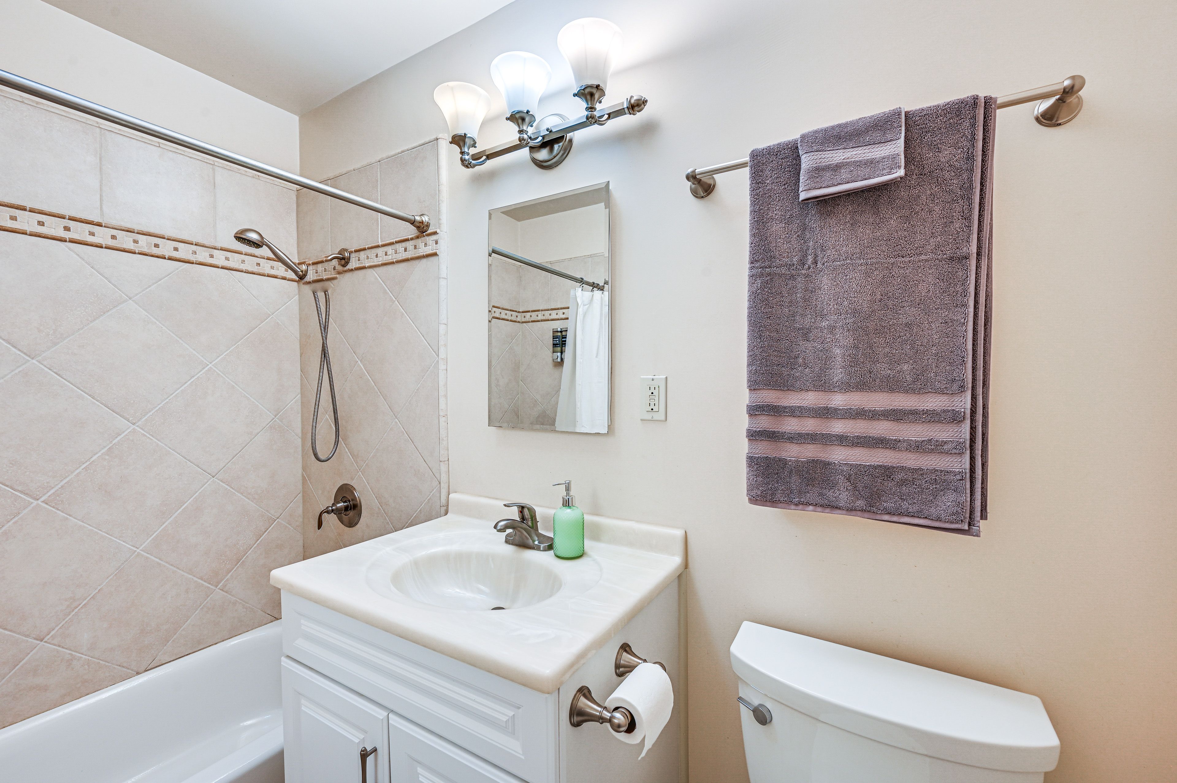 Full Bathroom | Towels Provided